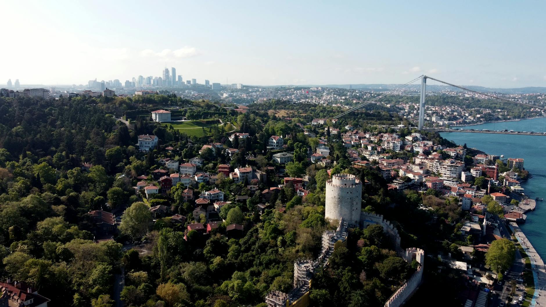 Vista aérea panorámica de la Fortaleza de Rumeli Hisarı y el estrecho del Bósforo.