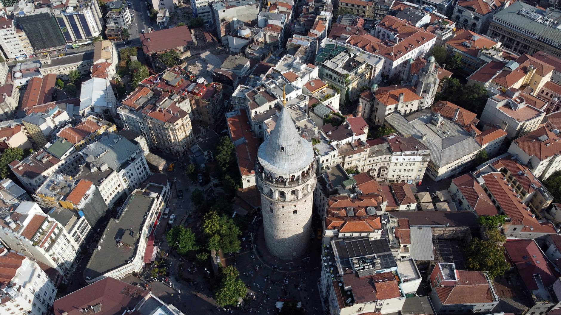 Vista aérea cenital de la Torre de Gálata rodeada de edificios históricos en Estambul.