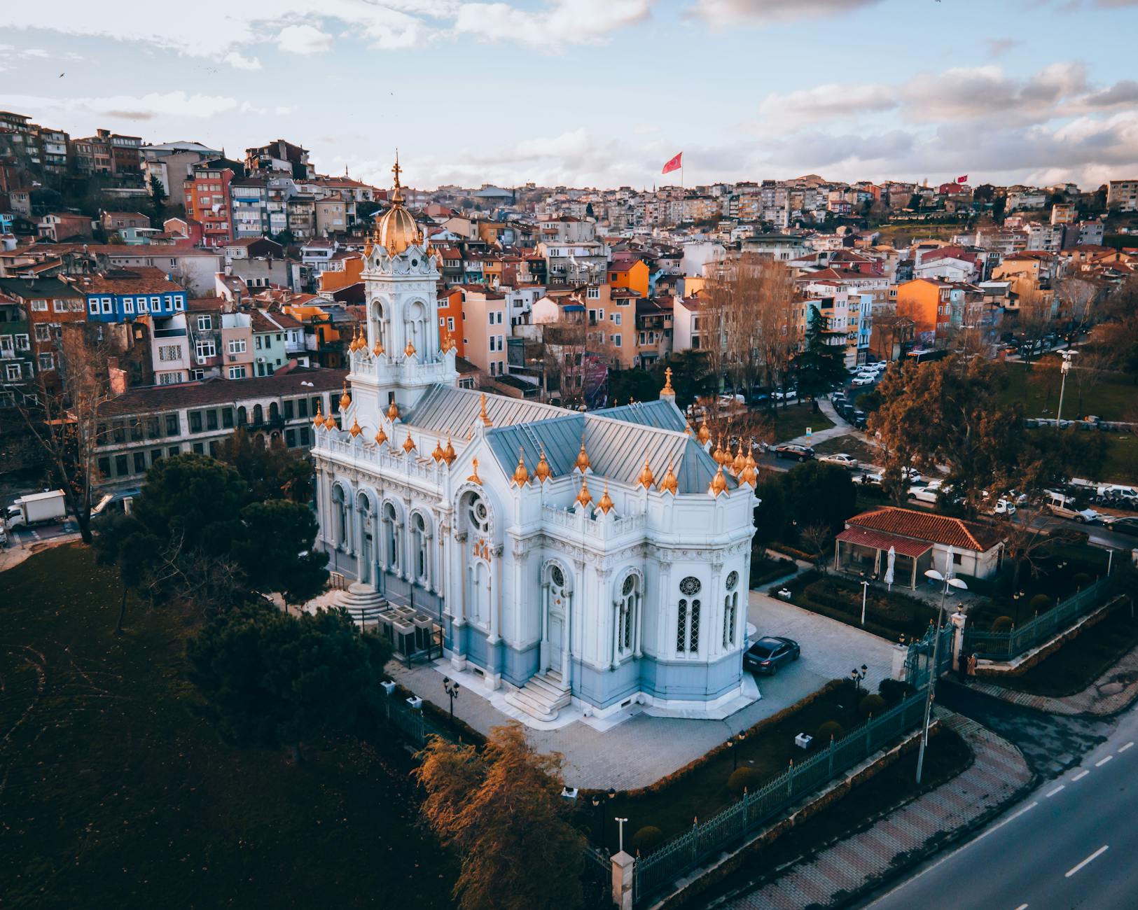 Vista aérea de la Iglesia Búlgara de Hierro rodeada de edificios en Estambul.