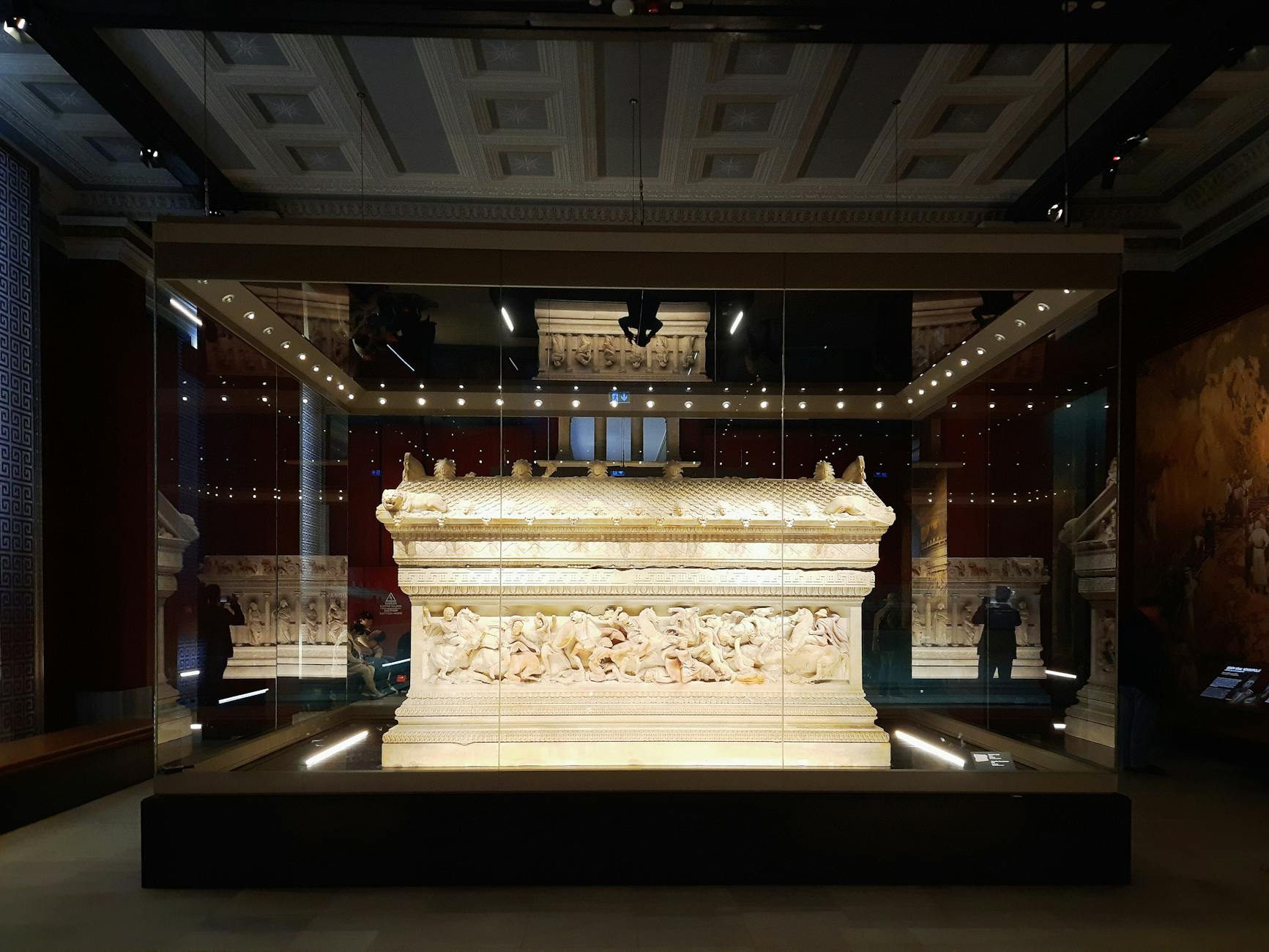 El impresionante Sarcófago de Alejandro expuesto en el museo de Estambul.