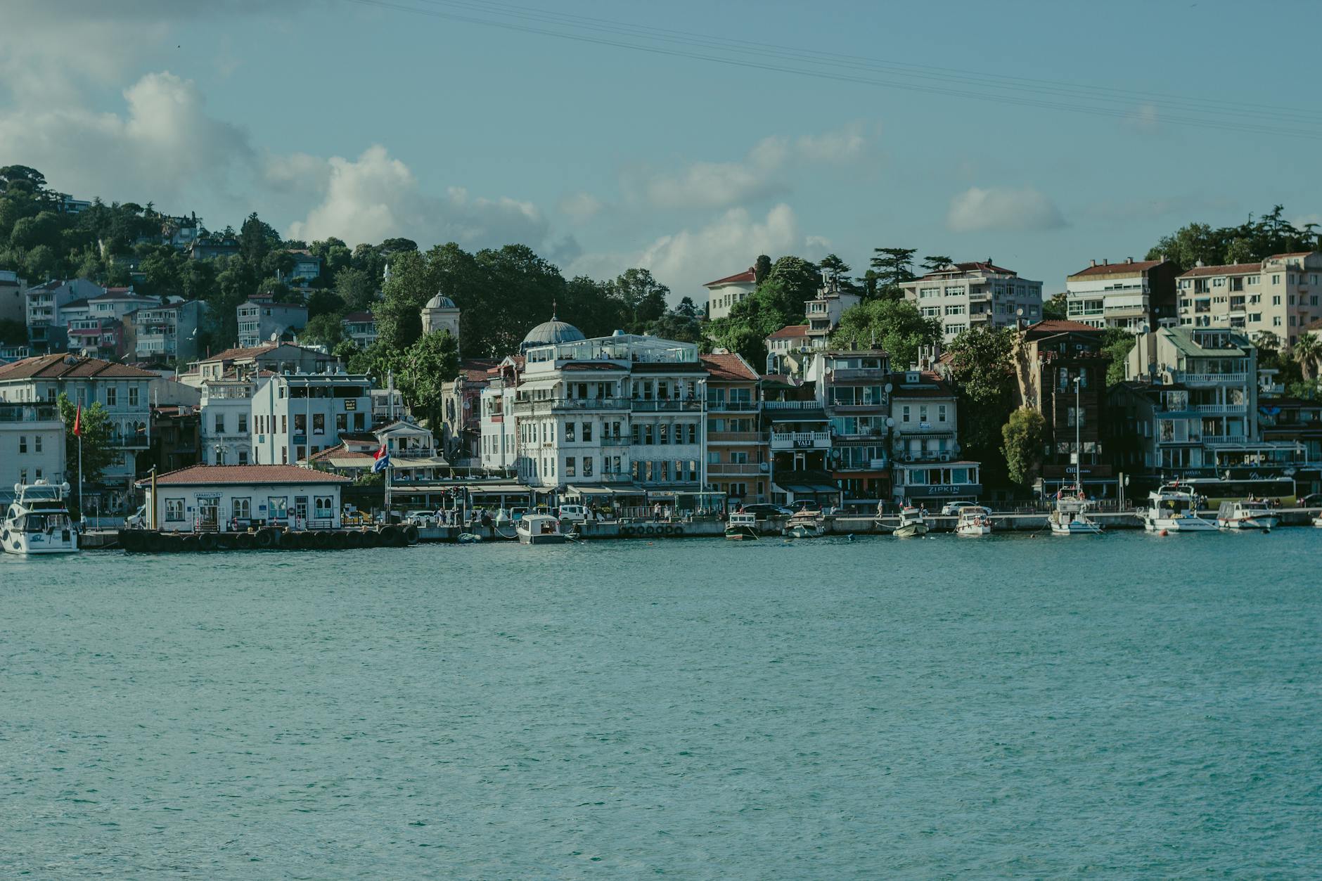 Vista panorámica de las coloridas casas de madera de Arnavutköy a orillas del Bósforo.