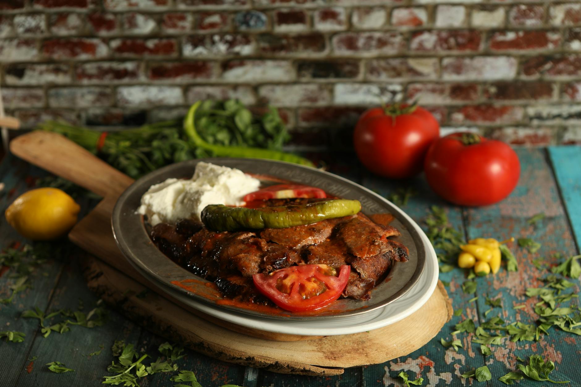 Plato de Iskender Kebab con salsa de tomate, mantequilla y yogur fresco.