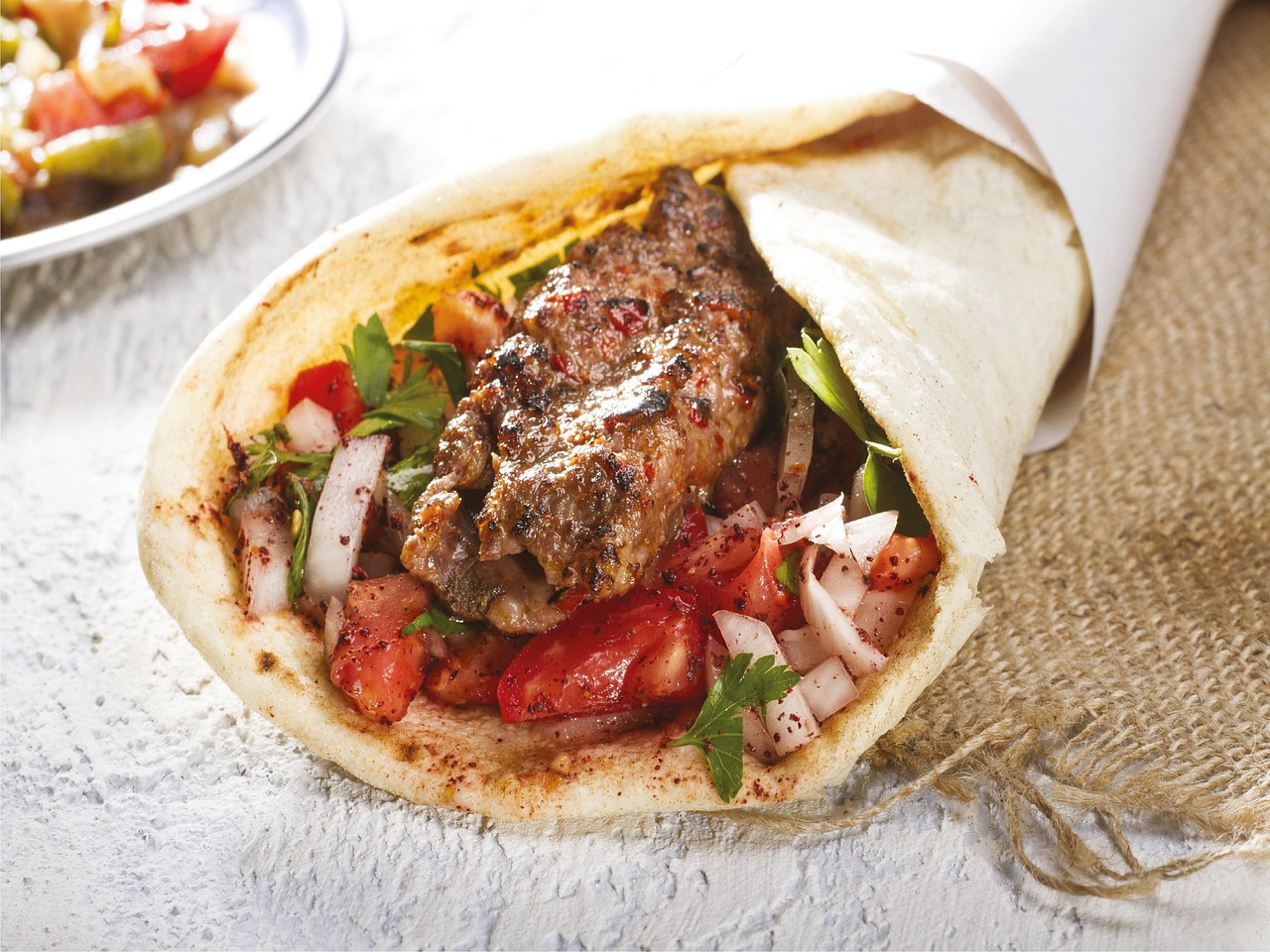 Wrap de kebab turco conocido como dürüm con carne asada y ensalada.