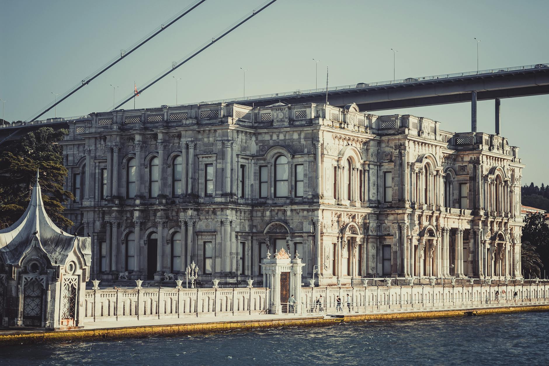 Vista panorámica del Palacio de Beylerbeyi bajo el puente del Bósforo desde el agua.