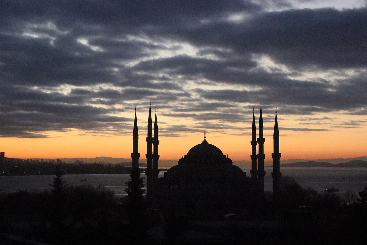 Atardecer veraniego sobre la Mezquita Azul resaltando la belleza del horizonte de Estambul.