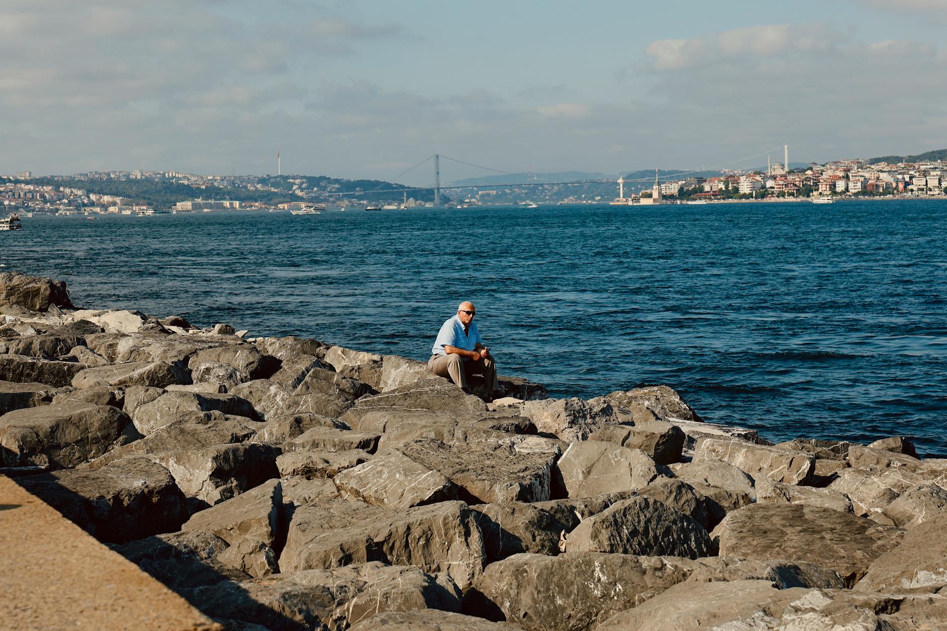 Vistas del estrecho del Bósforo desde la costa de Kandilli en Estambul.