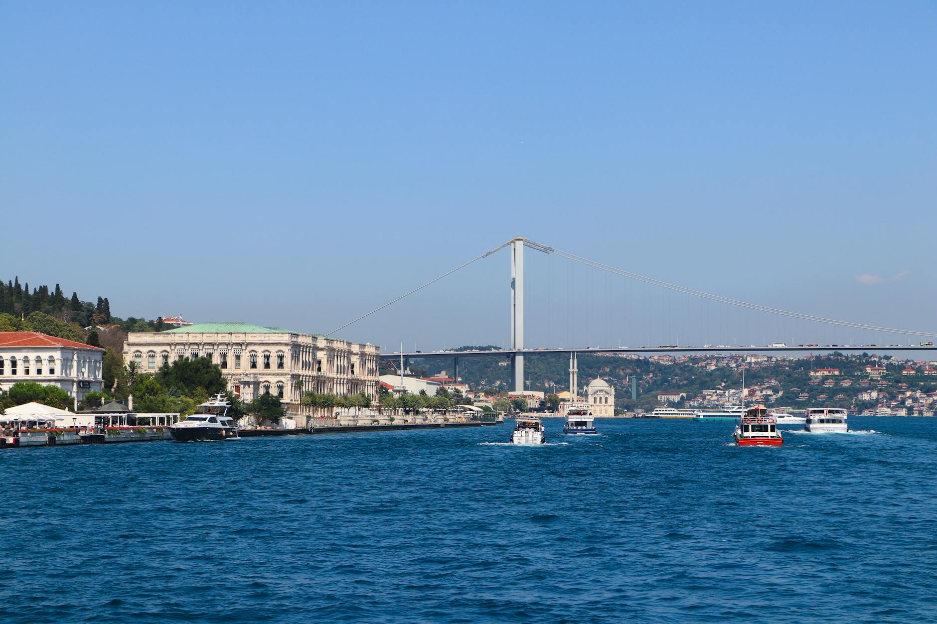Vista del Bósforo con el Palacio Çırağan y el Puente de los Mártires del 15 de Julio, Estambul.
