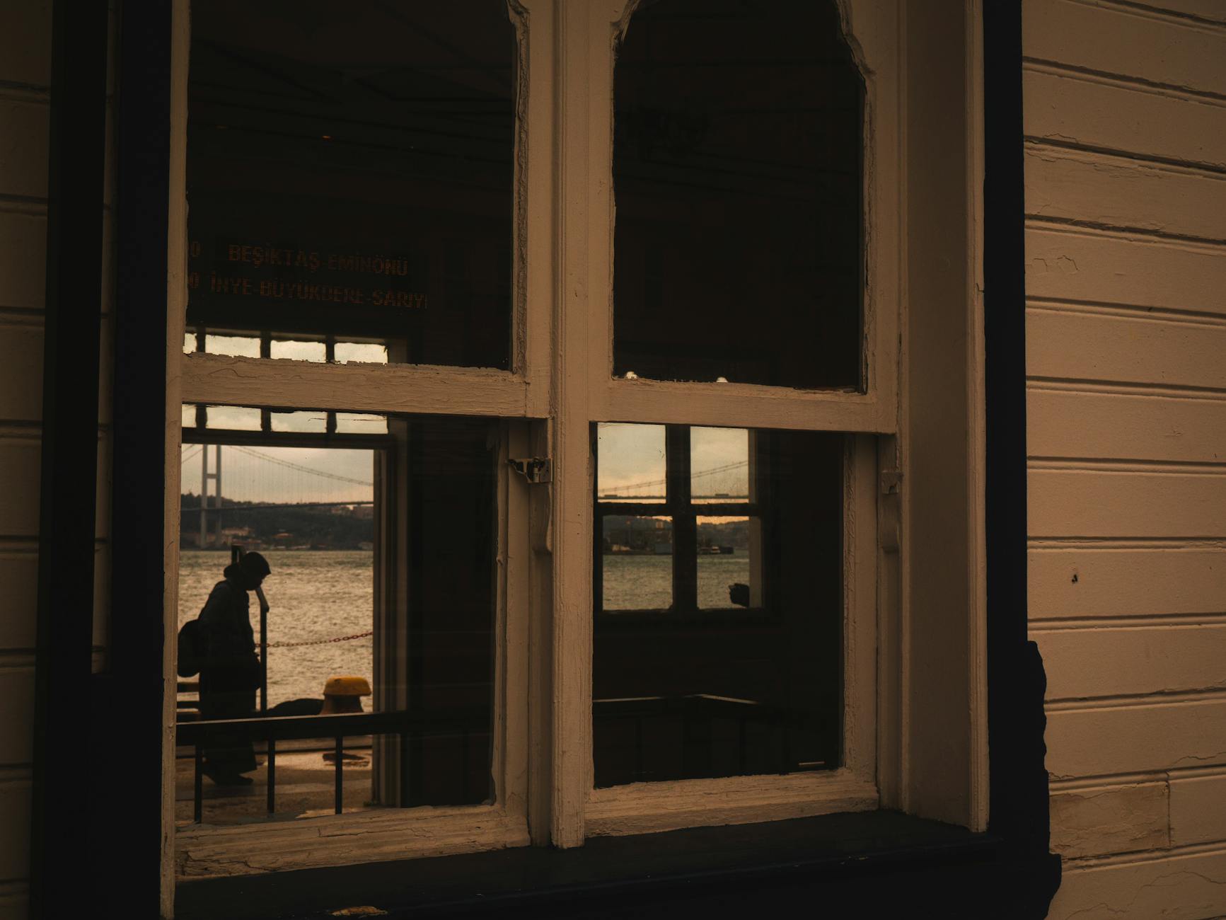 Vista del Bósforo a través de una ventana