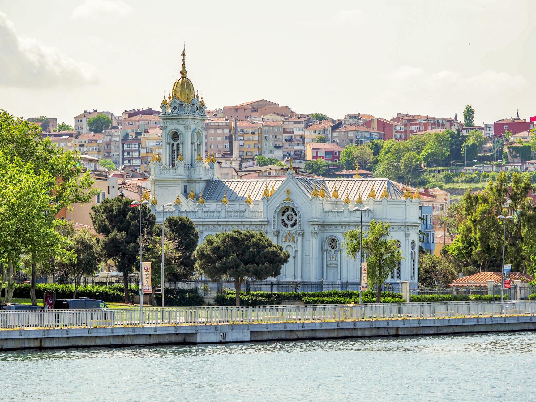 La Iglesia Búlgara de Hierro vista desde la orilla del Cuerno de Oro.