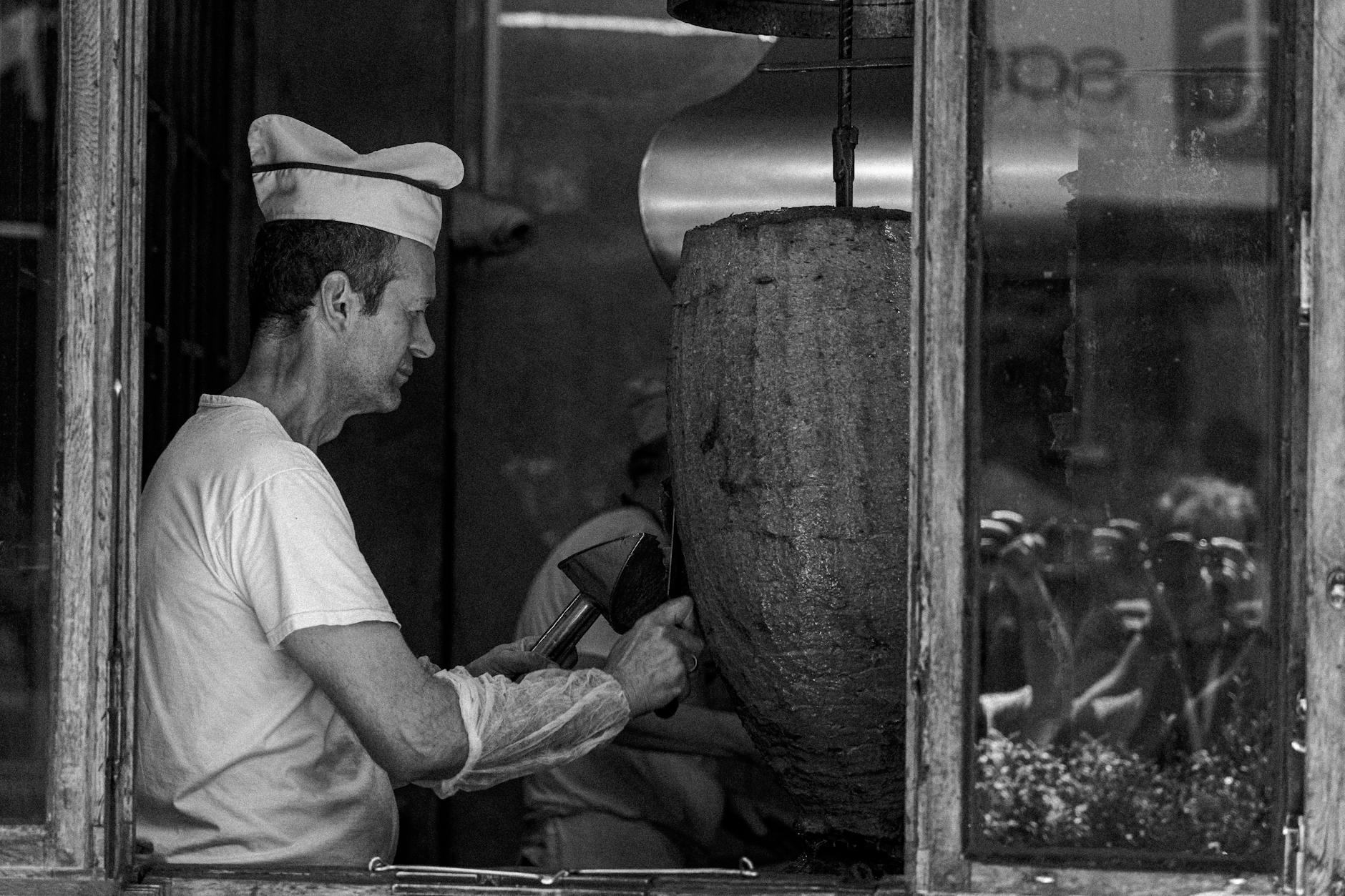 Dónde comer un Iskender Kebab auténtico en Estambul con precios y el ritual de la mantequilla