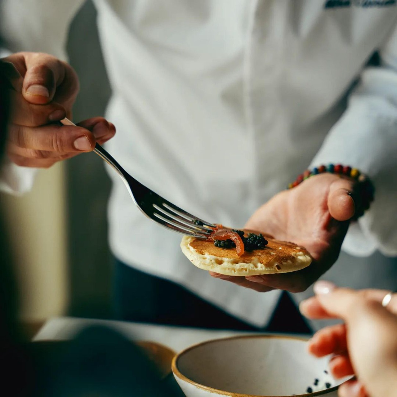 Chef preparando un bocado de alta cocina en un restaurante destacado de Estambul.