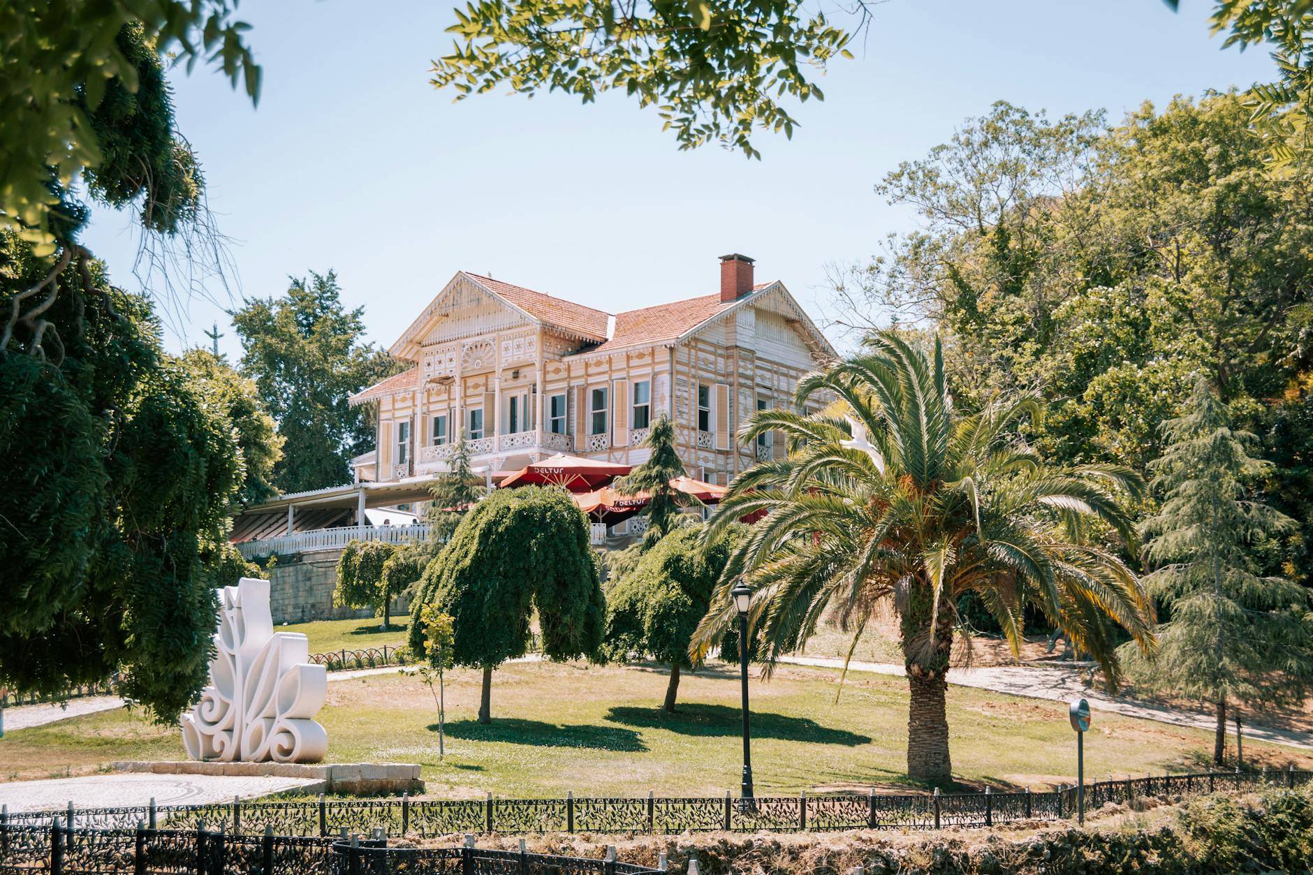 Mansión de madera tradicional rodeada de naturaleza en el histórico parque Emirgan de Estambul.