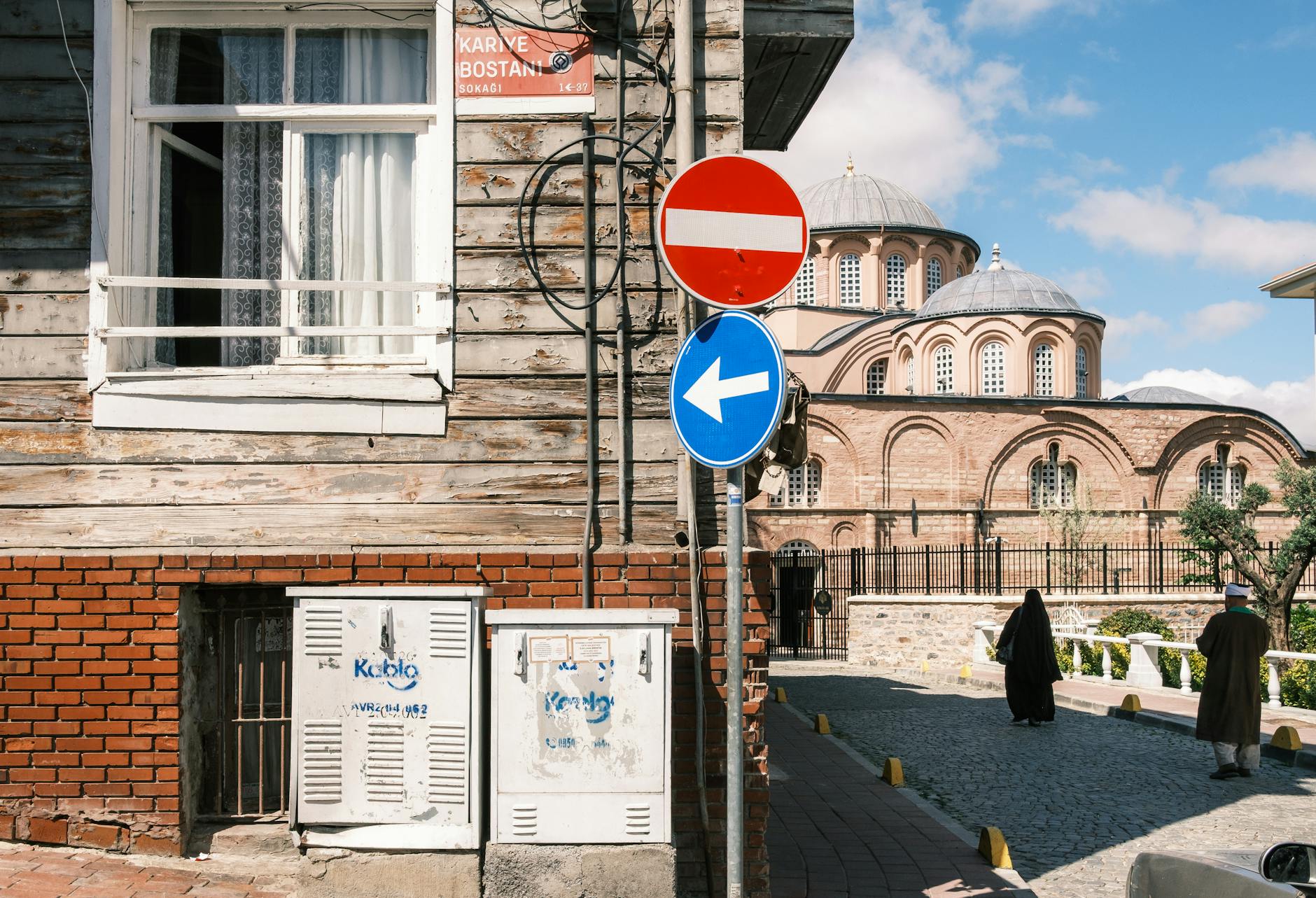 Calle exterior y fachada de la Mezquita de Kariye en Estambul con señales.