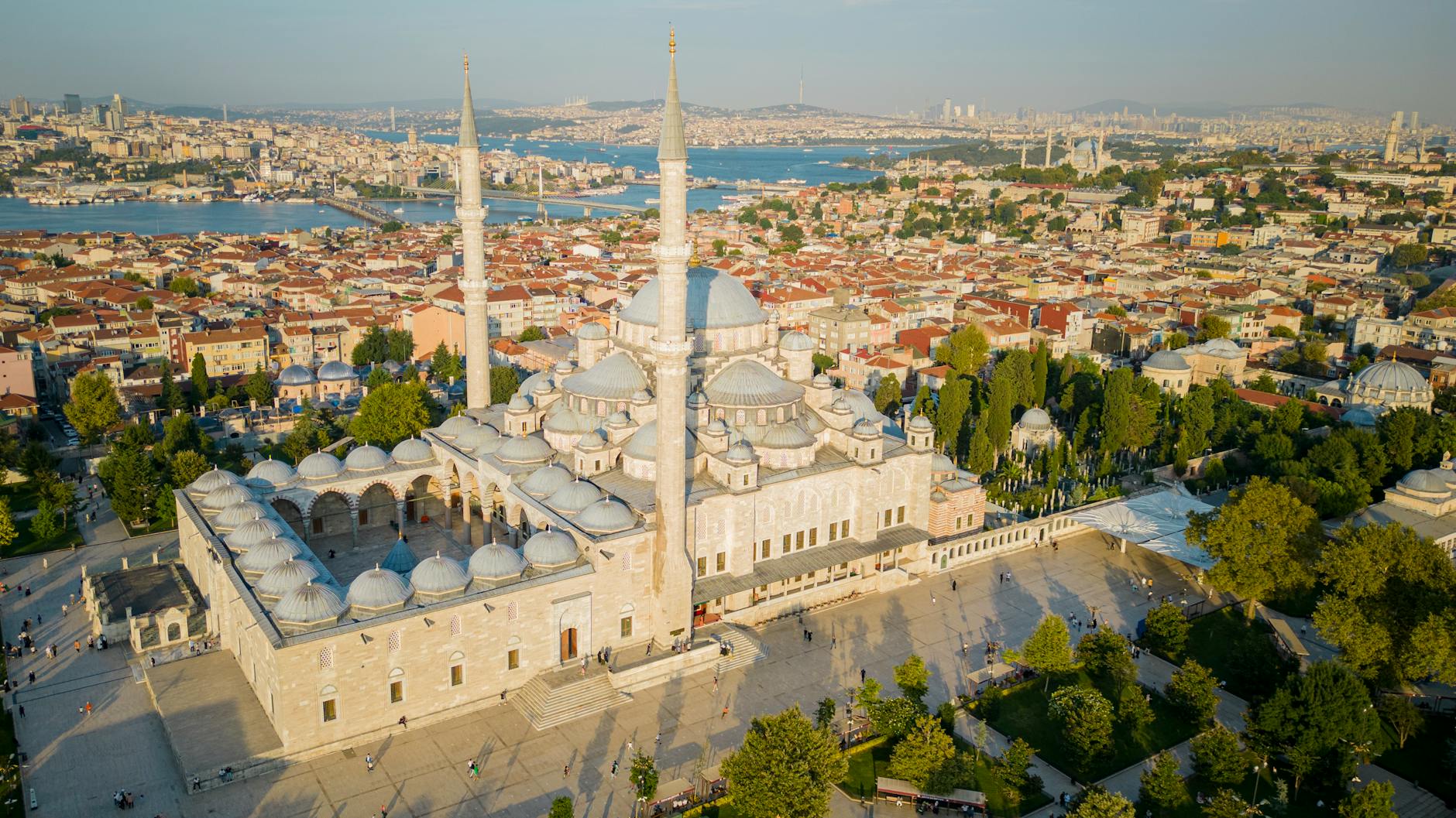 Panorámica aérea de la Mezquita de Fatih mostrando su gran patio y el barrio.