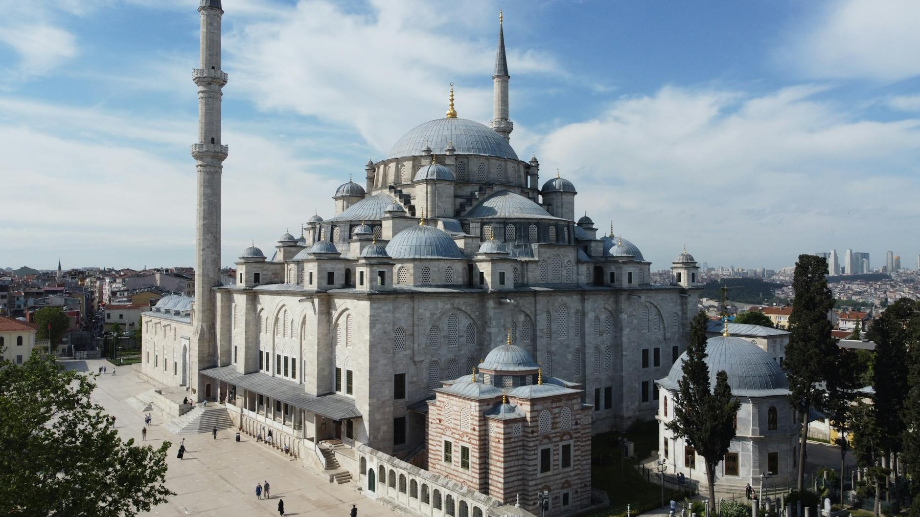 Cómo visitar la Mezquita de Fatih y su barrio con consejos prácticos y horarios