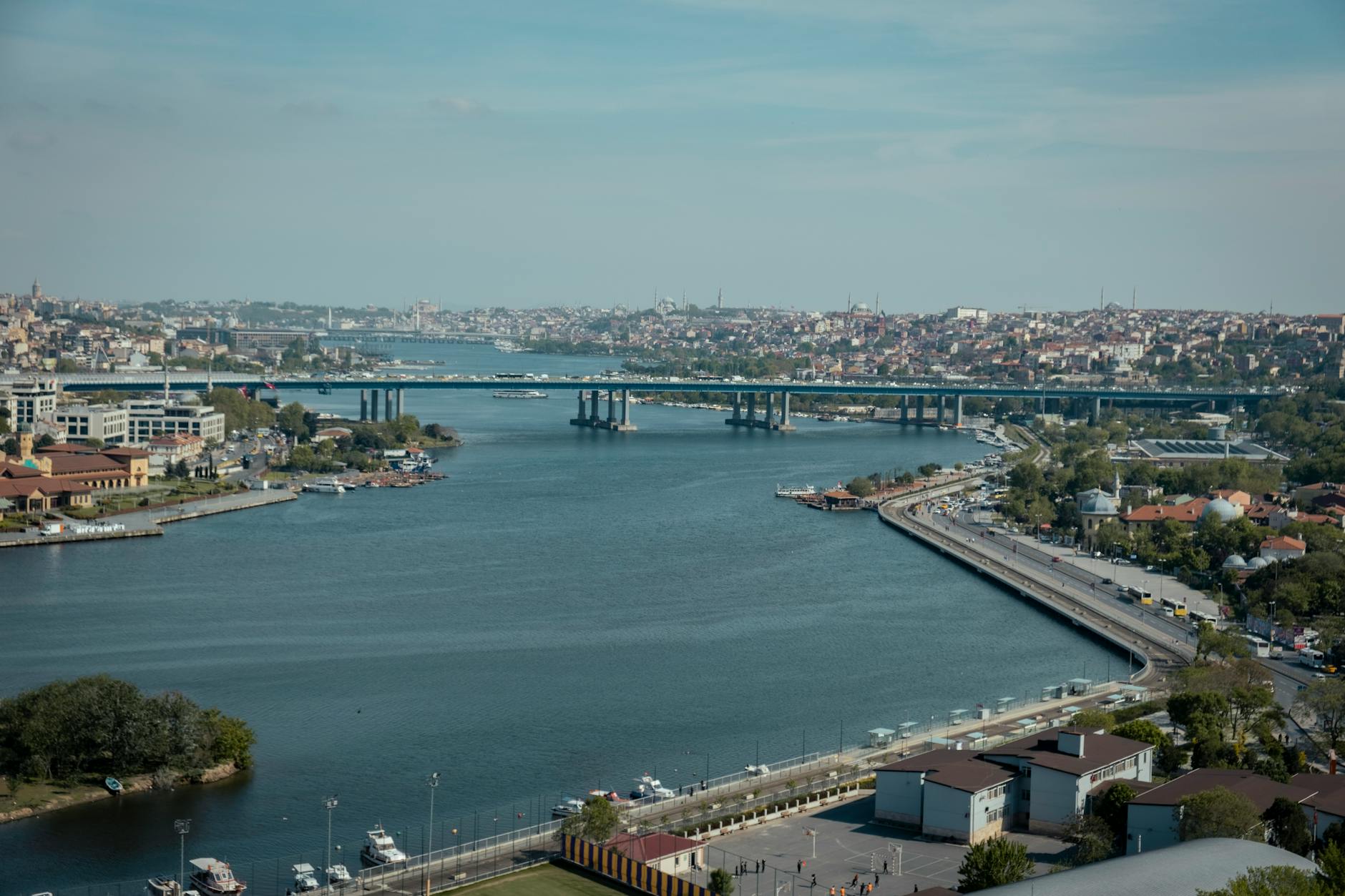 Vista elevada del Cuerno de Oro y el puente Haliç en Estambul.