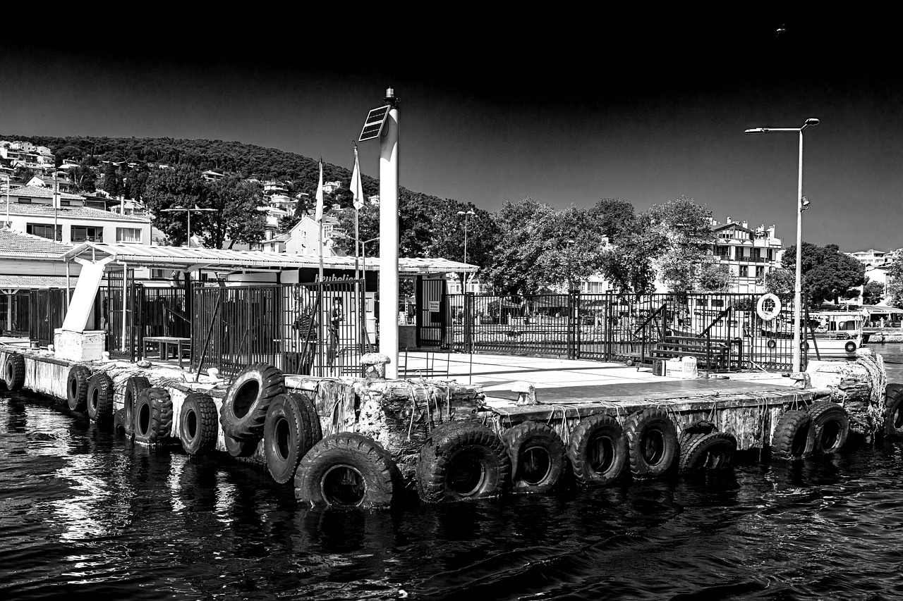 Muelle de la terminal de ferry en Heybeliada con neumáticos de protección.