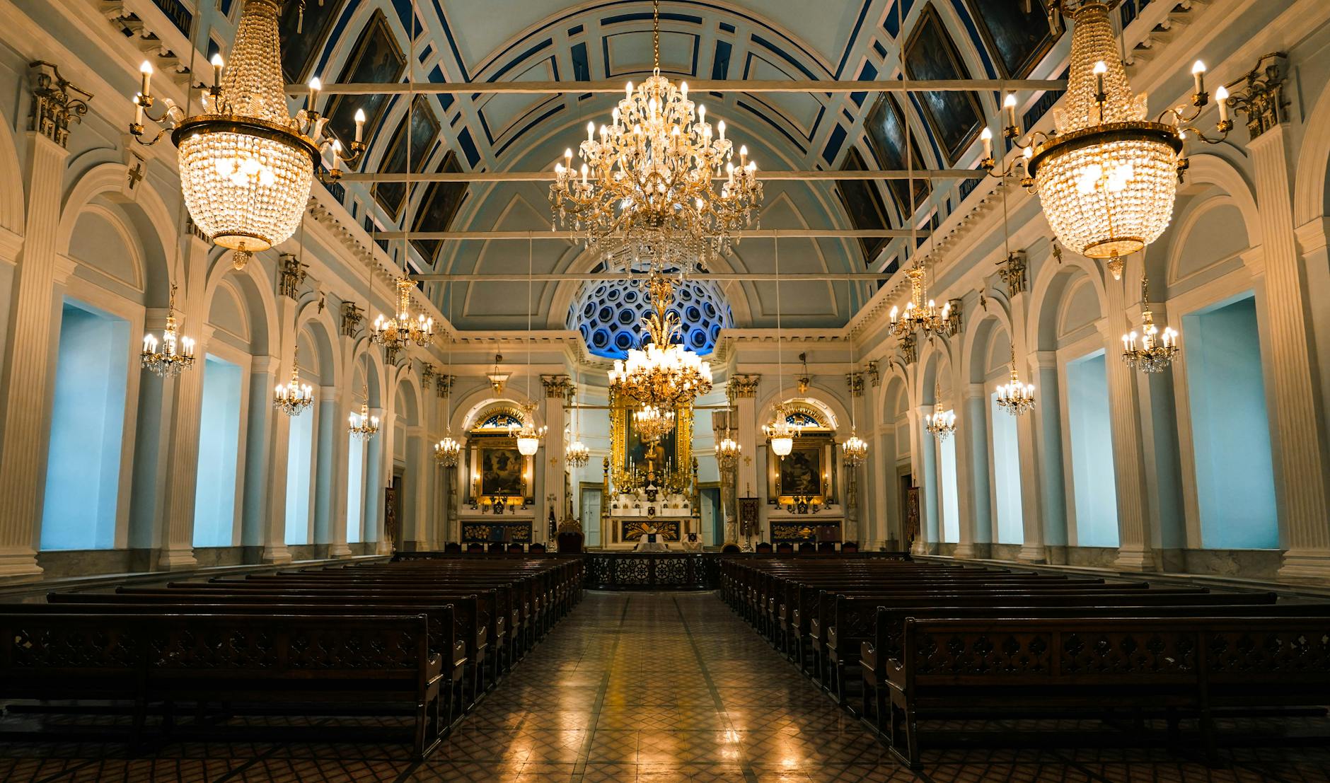 Guía para visitar la Iglesia Búlgara de Hierro con consejos de transporte y horarios