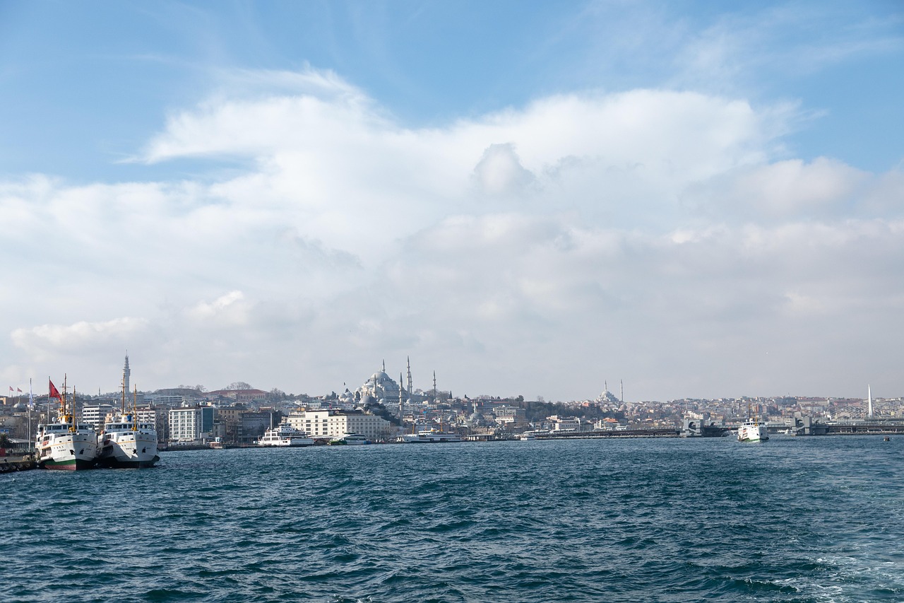 Vista panorámica del Bósforo con mezquitas y barcos en la ciudad de Estambul.