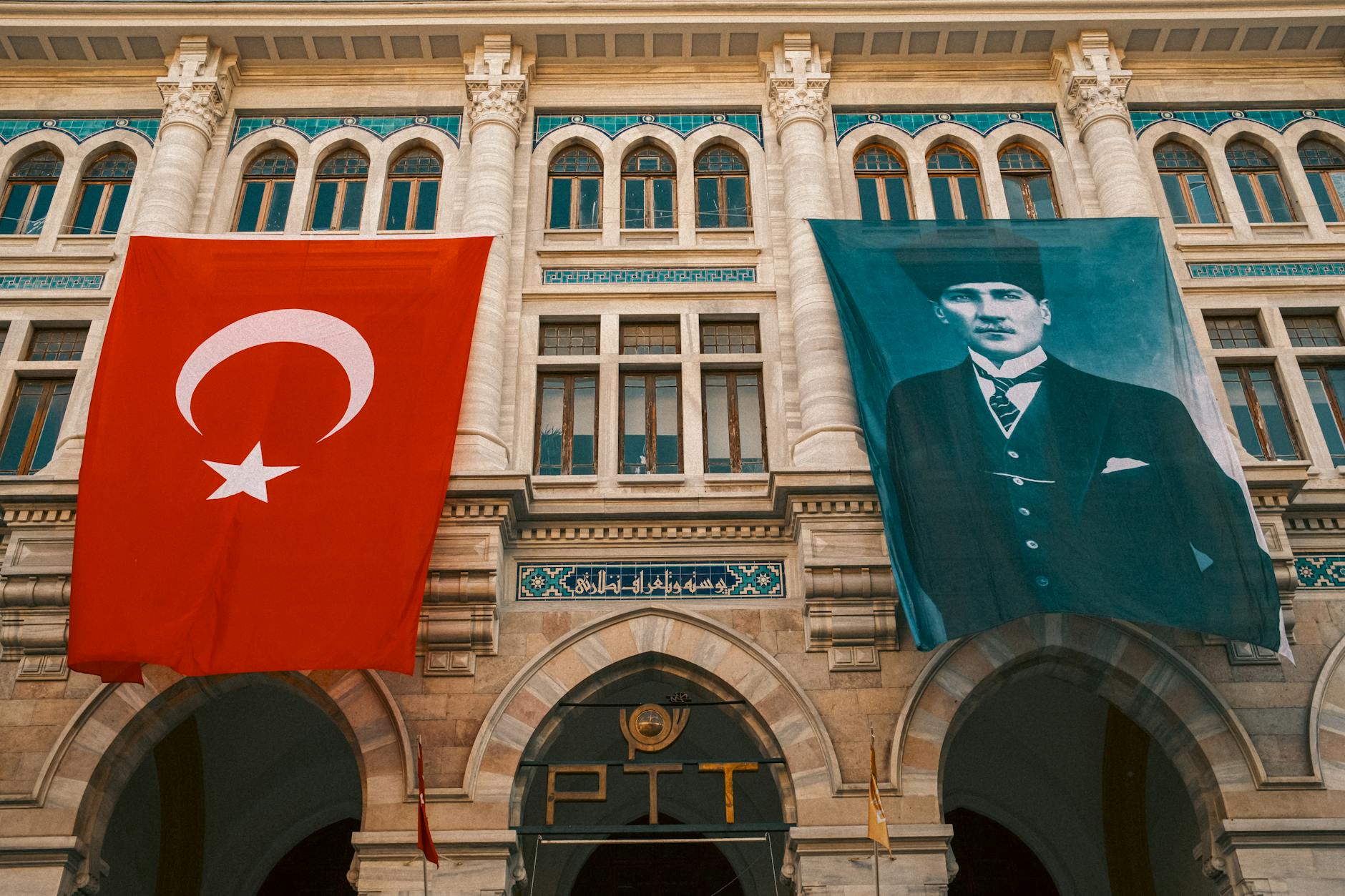 Cómo usar las oficinas de PTT para enviar tus compras a casa y cambiar moneda con precios y consejos