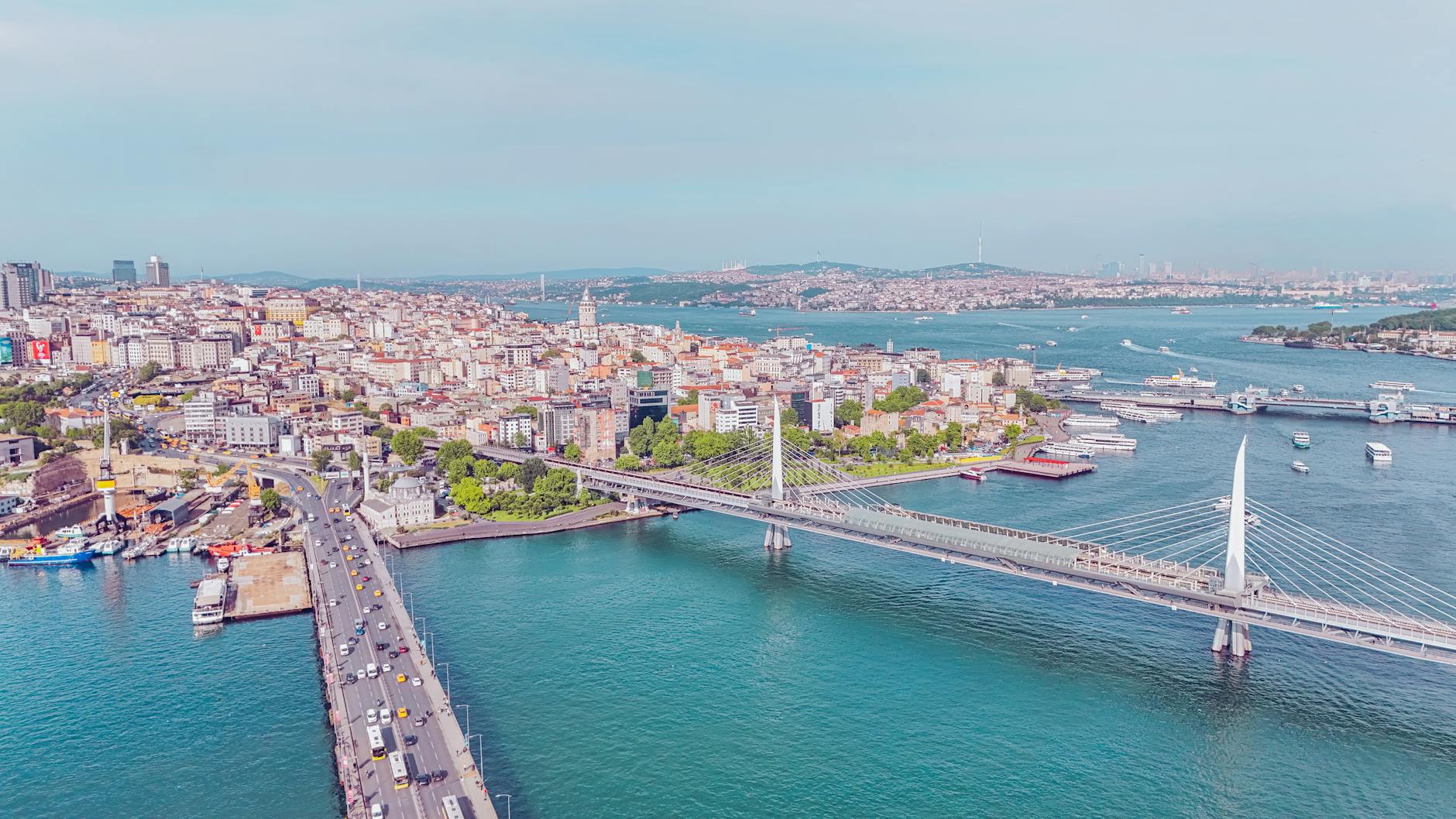 El puente del metro sobre el Cuerno de Oro es parte del sistema de transporte.