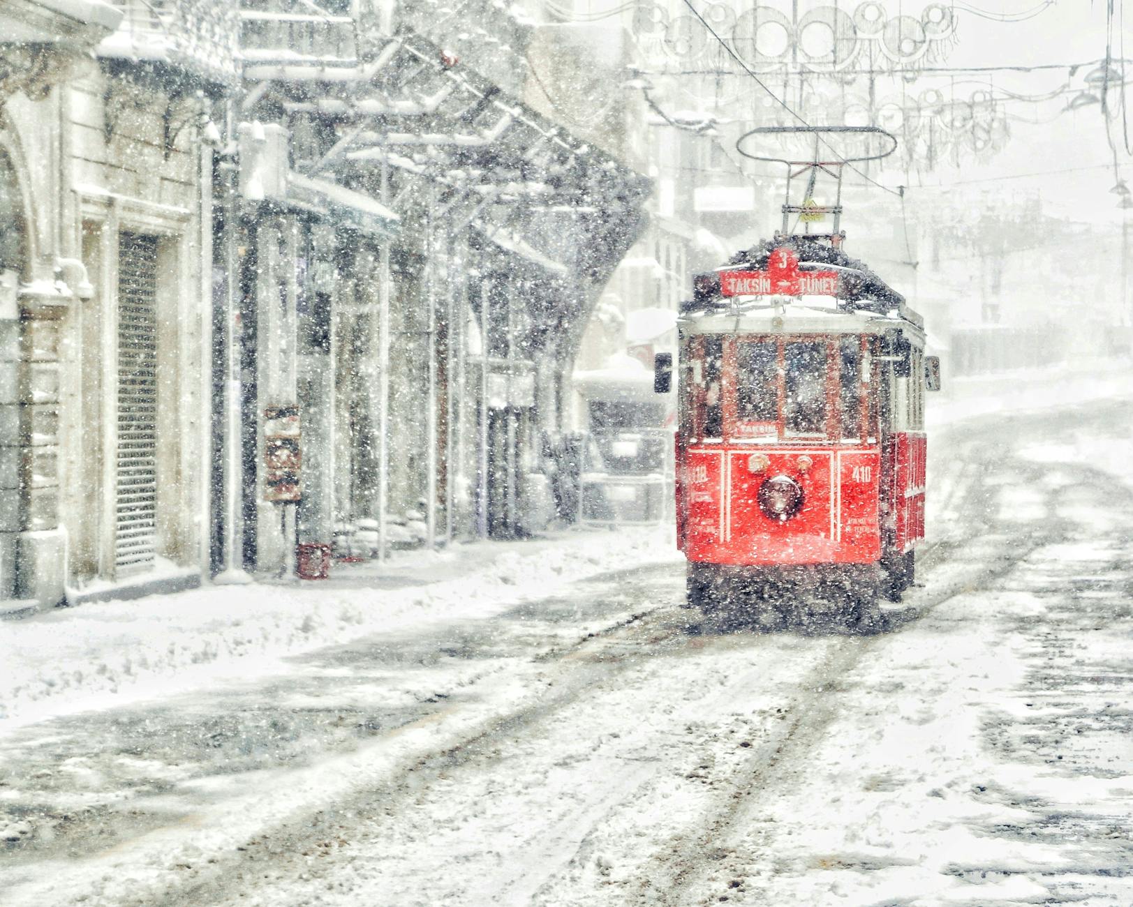 El icónico tranvía rojo de Estambul circula por la calle Istiklal bajo la nieve.