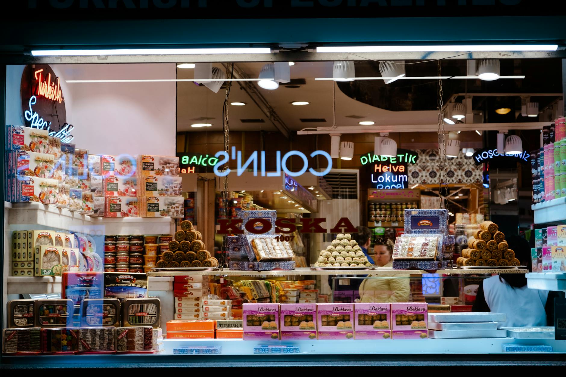 Escaparate de una confitería turca Koska en Estambul, mostrando pilas de delicias turcas (lokum), baklava y halva en cajas y exhibiciones.
