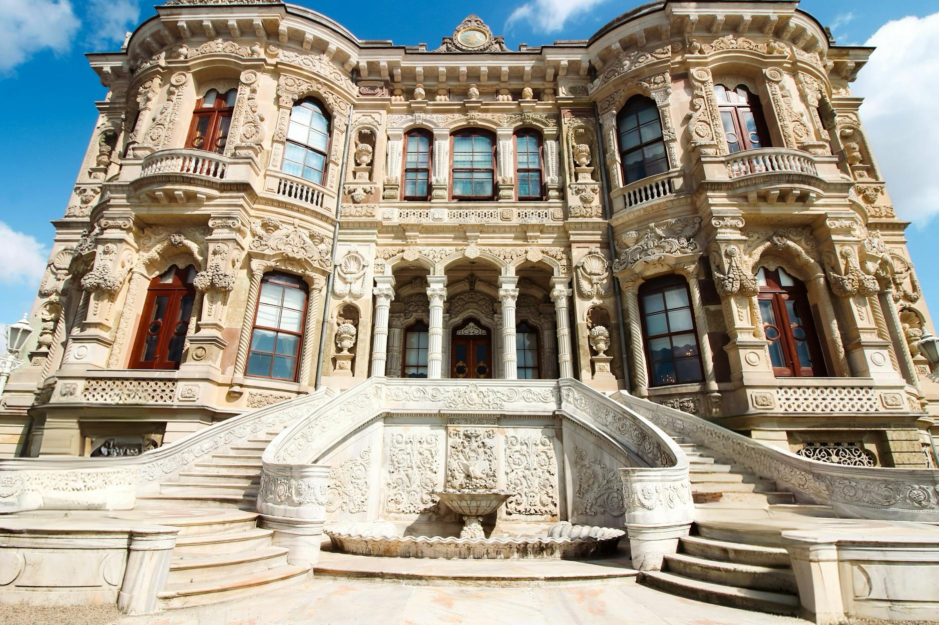 Fachada principal del Palacio de Küçüksu destacando su impresionante escalera de mármol labrado.