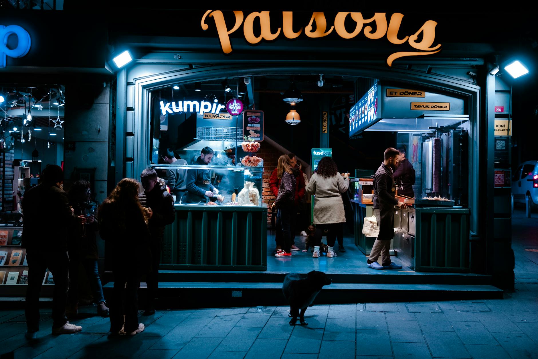 Puestos de Kumpir en Ortaköy con precios actualizados y guía para pedir tu patata rellena