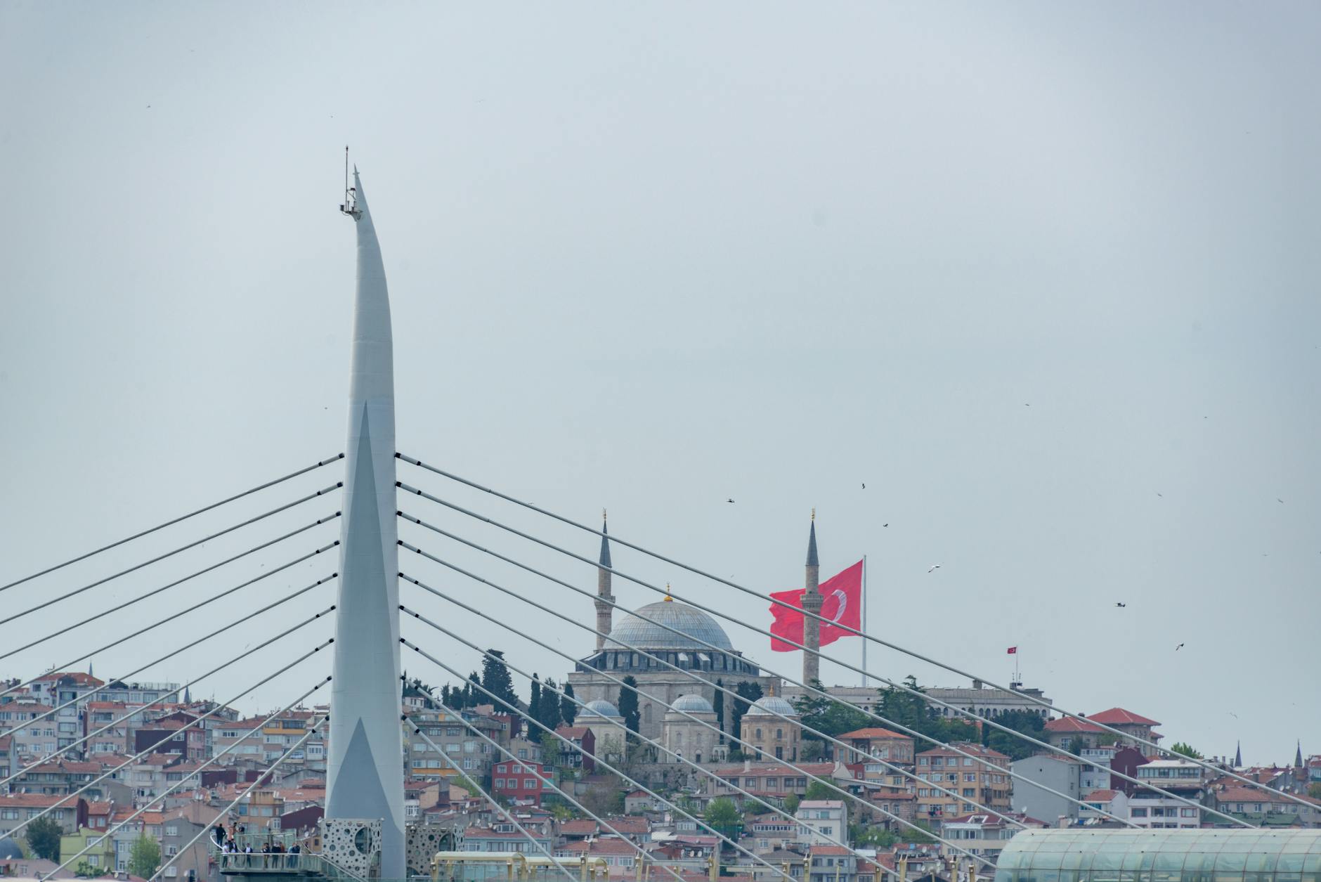 Vista de la Mezquita Yavuz Sultan Selim desde el puente del Cuerno de Oro.