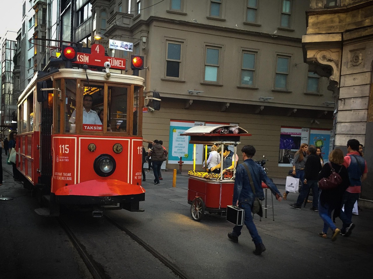 El histórico tranvía rojo de Taksim recorre las calles céntricas de Estambul en Turquía.
