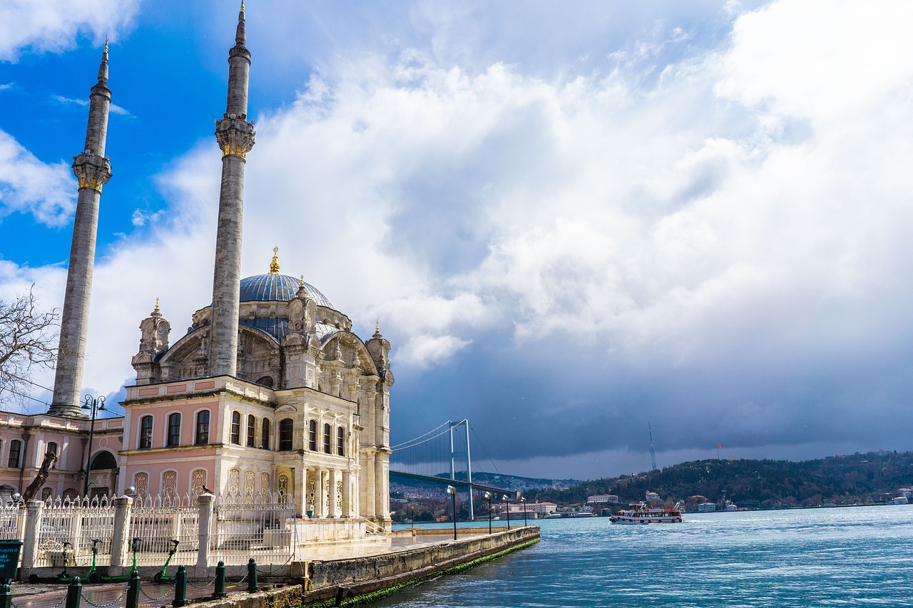 Vista de la mezquita de Ortaköy y el puente del Bósforo en Estambul.