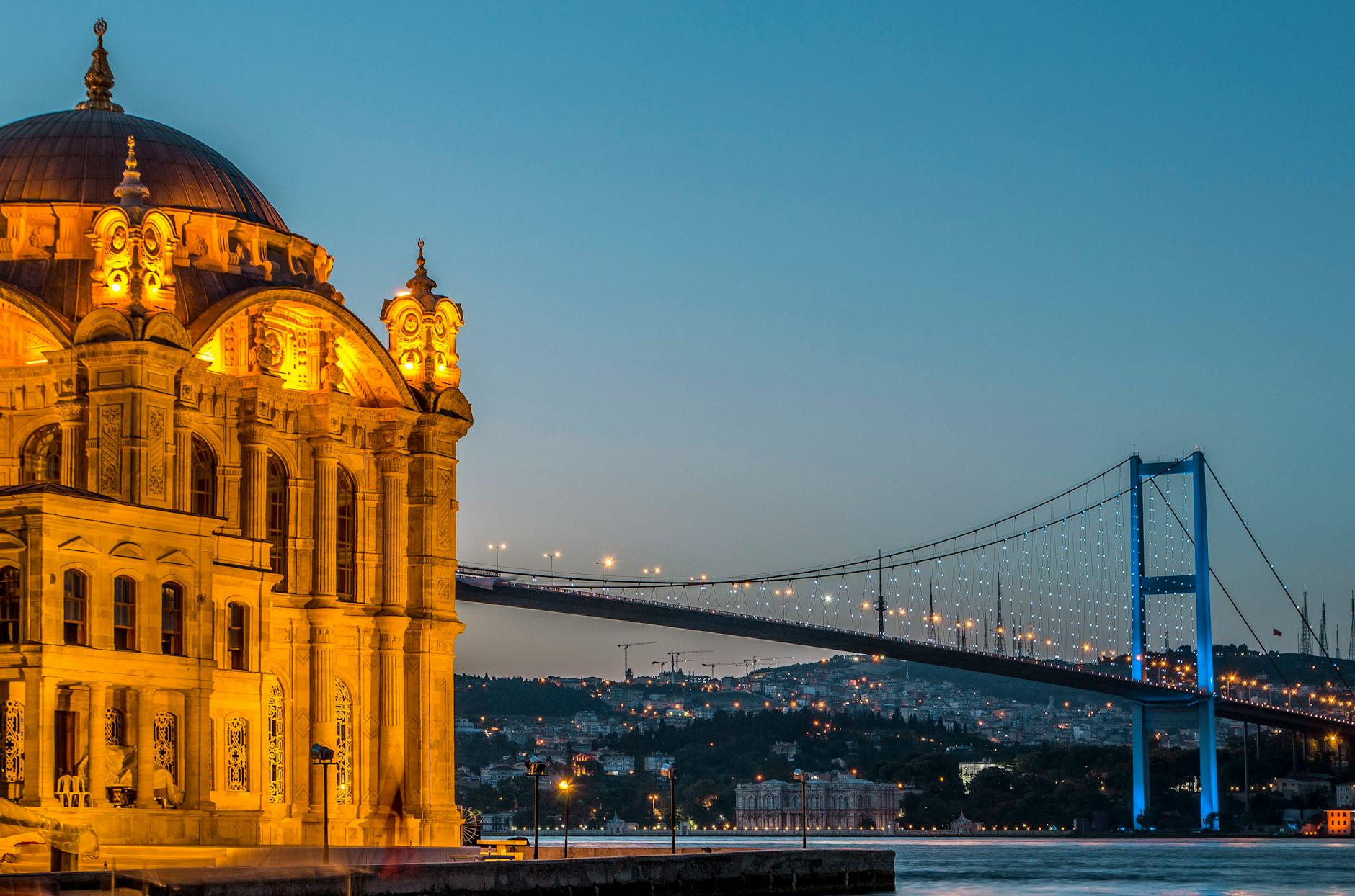 Hermosa vista nocturna de la mezquita de Ortaköy y el puente.