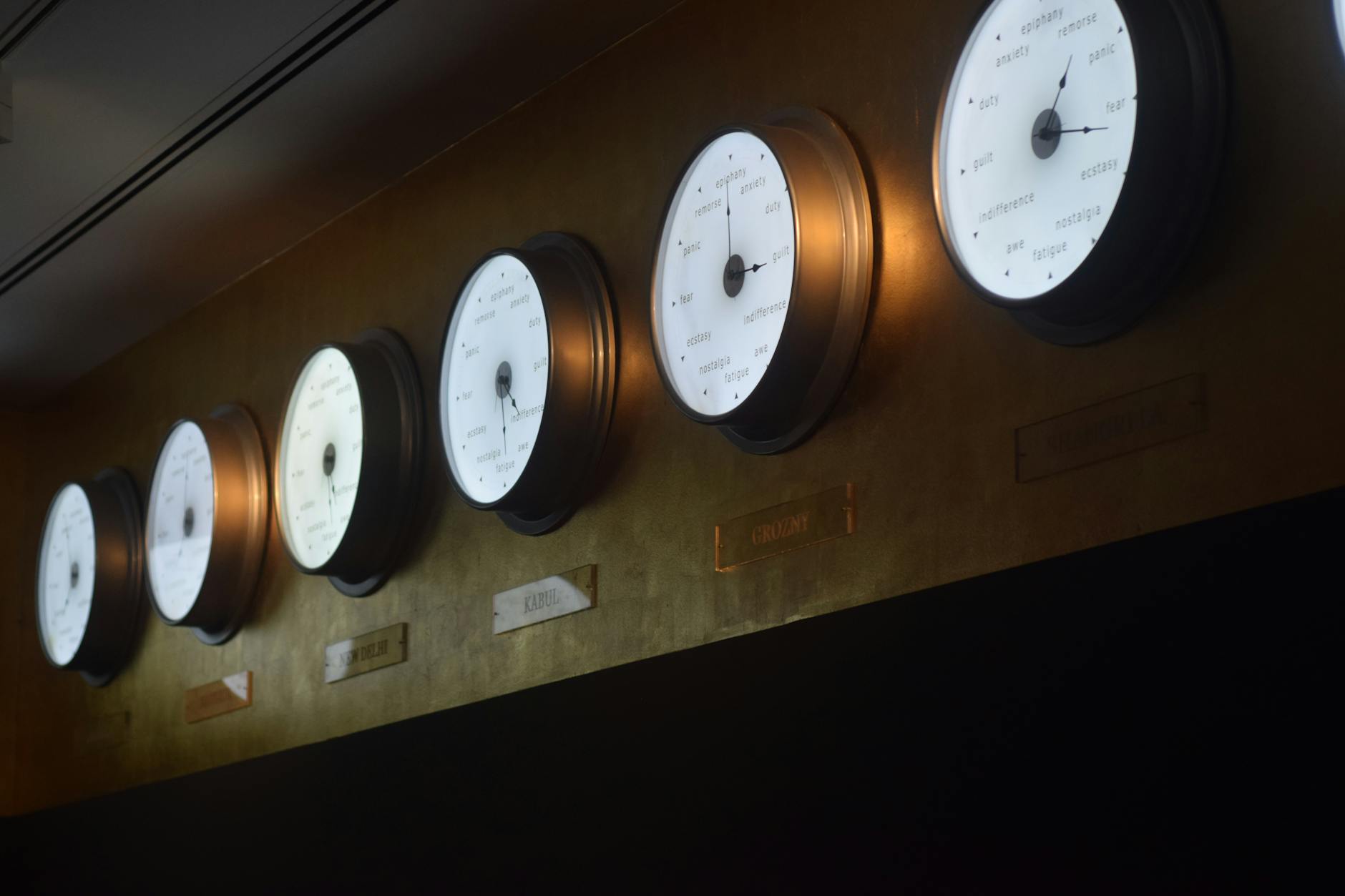 Instalación de relojes artísticos en una de las salas del Museo Pera.