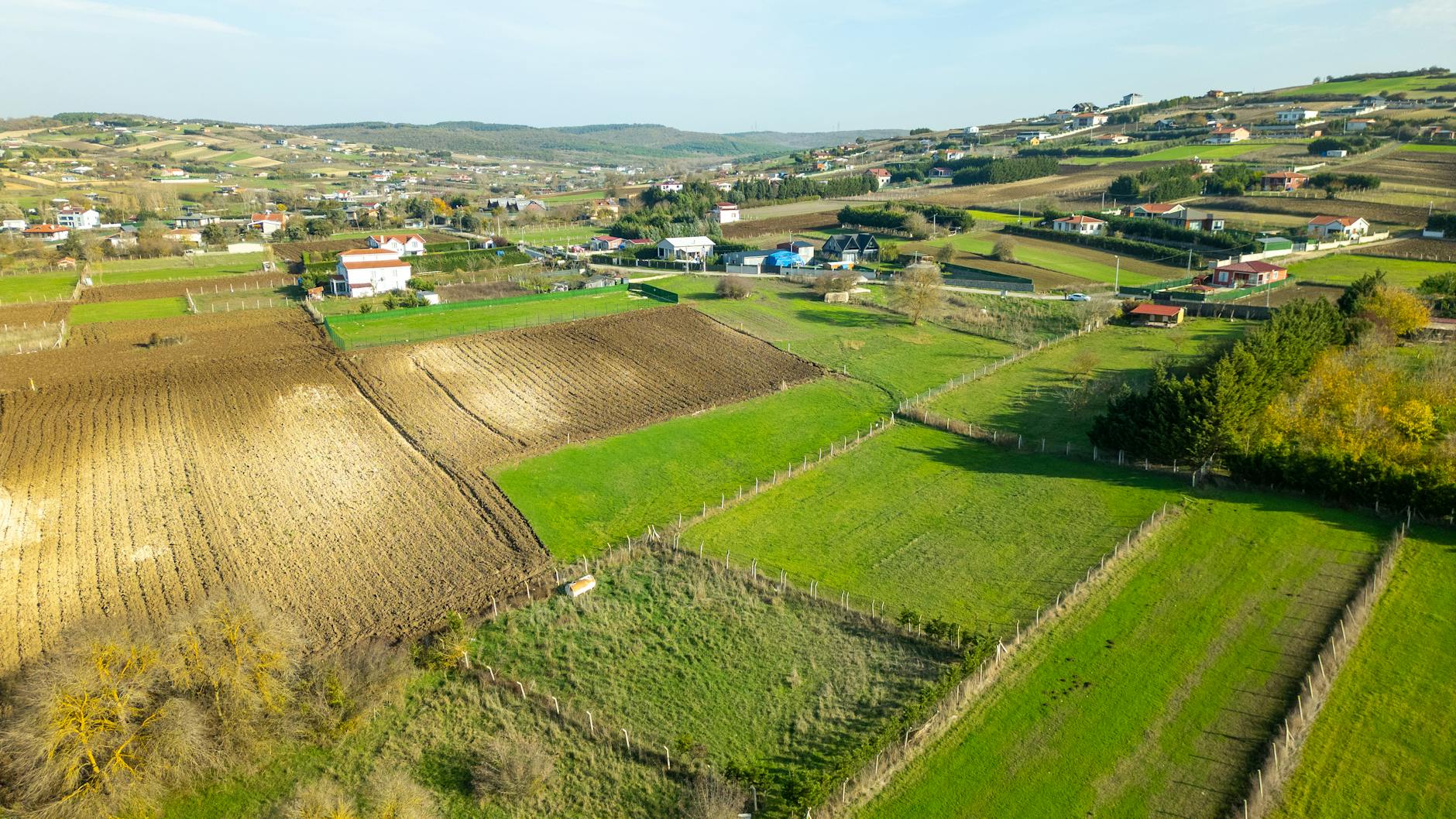 Amplios campos de cultivo y zonas verdes en el entorno rural de Polonezköy.