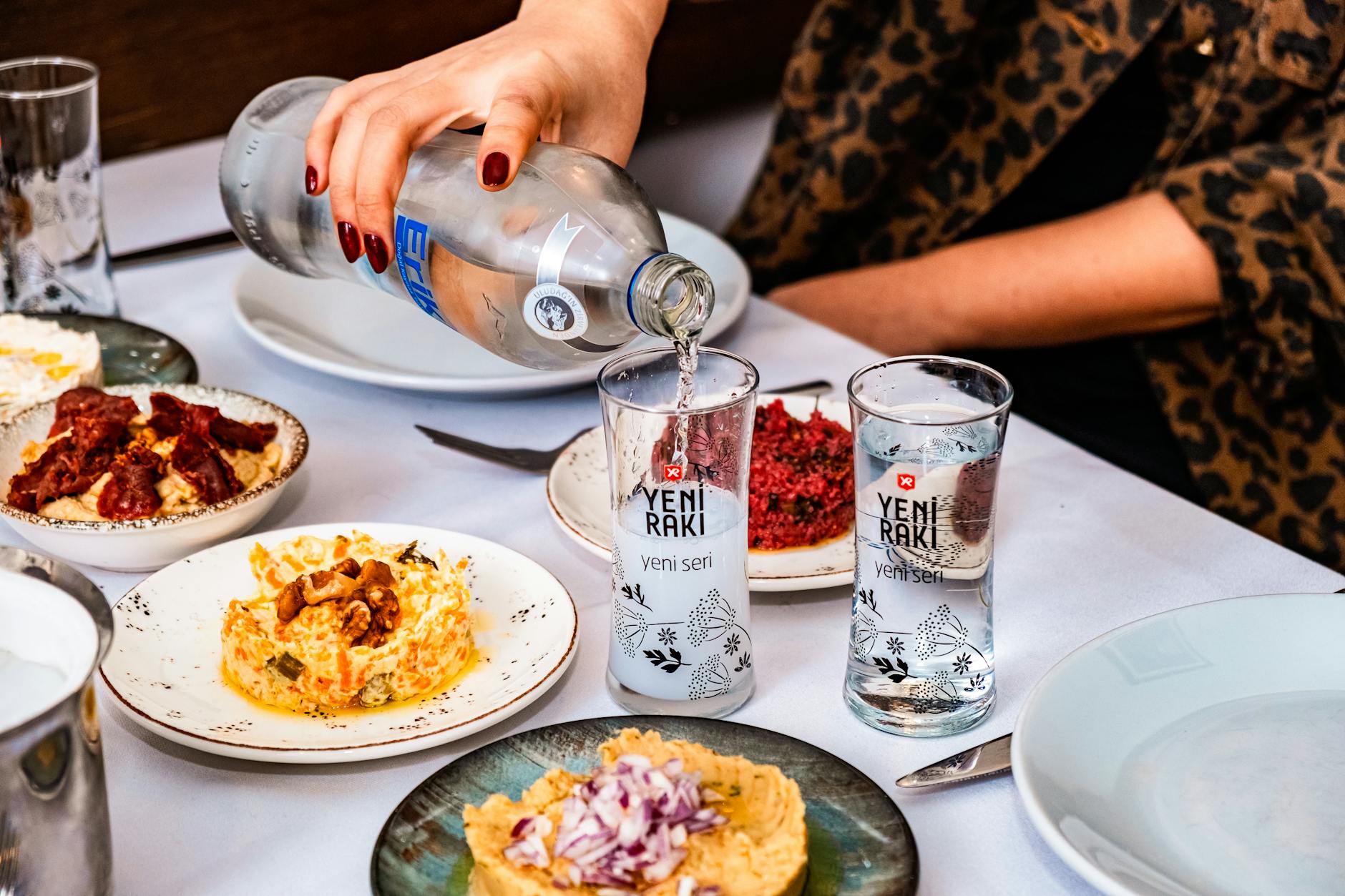 Cena entre Amigos: Guía de los Mejores Meyhanes para Vivir la Noche de Estambul
