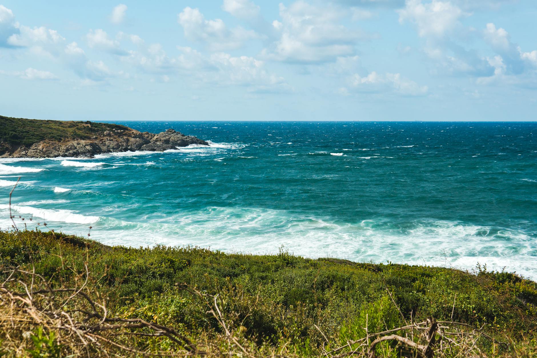 Vista panorámica de la costa rocosa y las olas azules del Mar Negro en Riva.