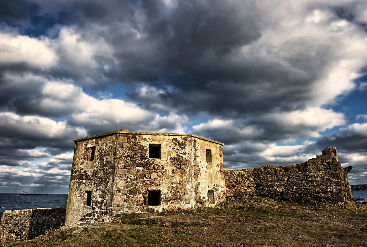 Ruinas del histórico castillo de Riva situadas frente a la costa del Mar Negro.
