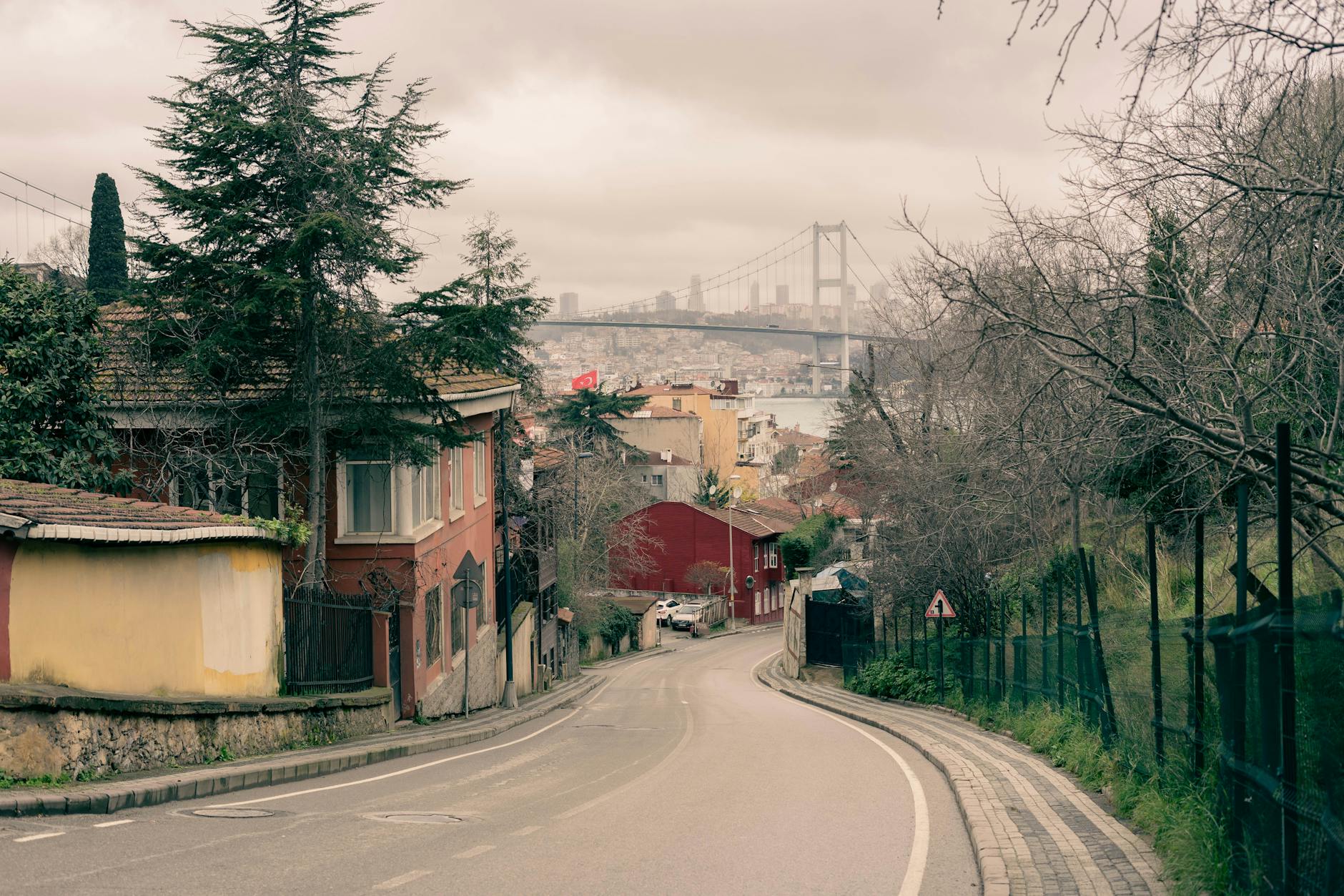 Vista de una calle descendente en Kandilli hacia el puente Fatih Sultan Mehmet.