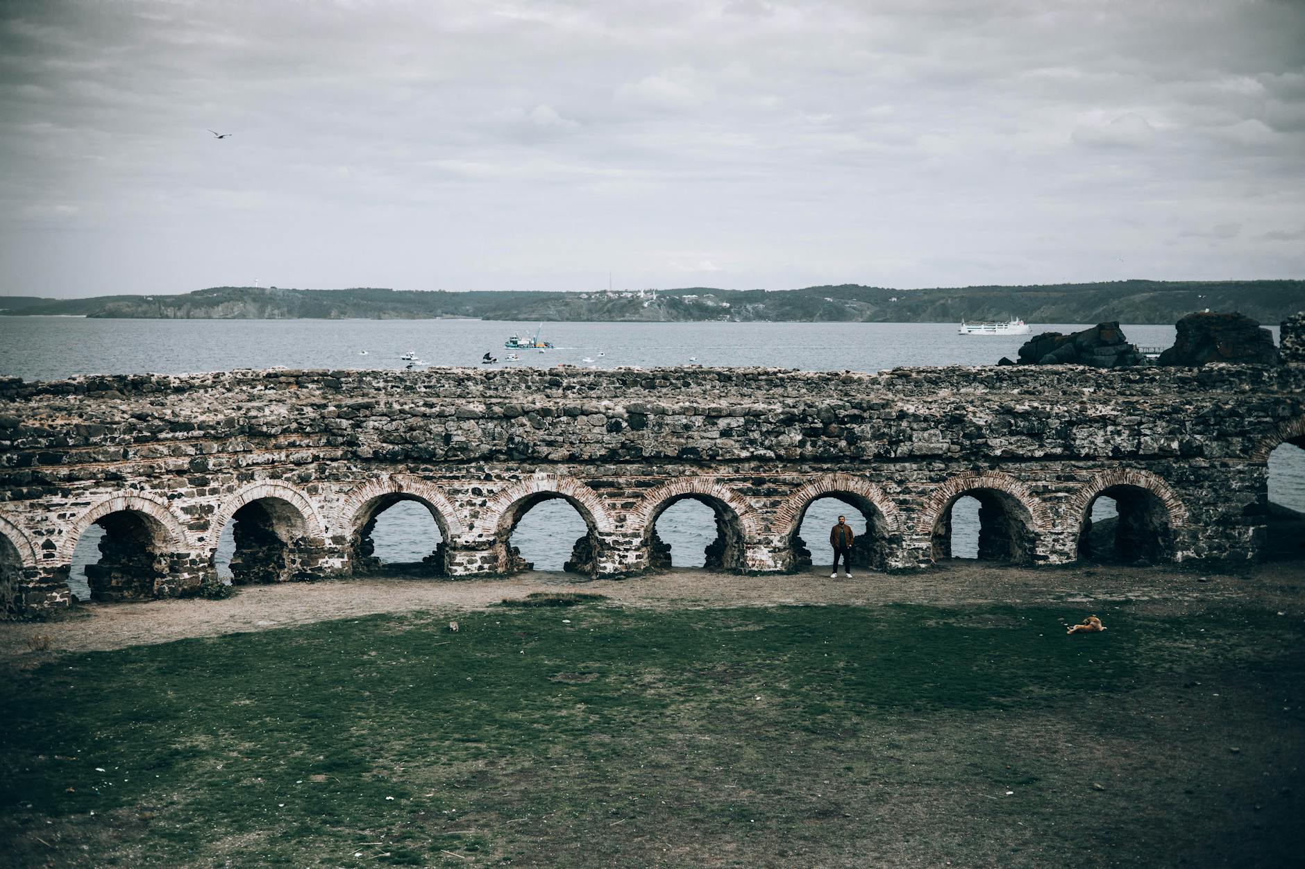 Vista de los antiguos arcos del castillo genovés en el pueblo de Rumeli Feneri.