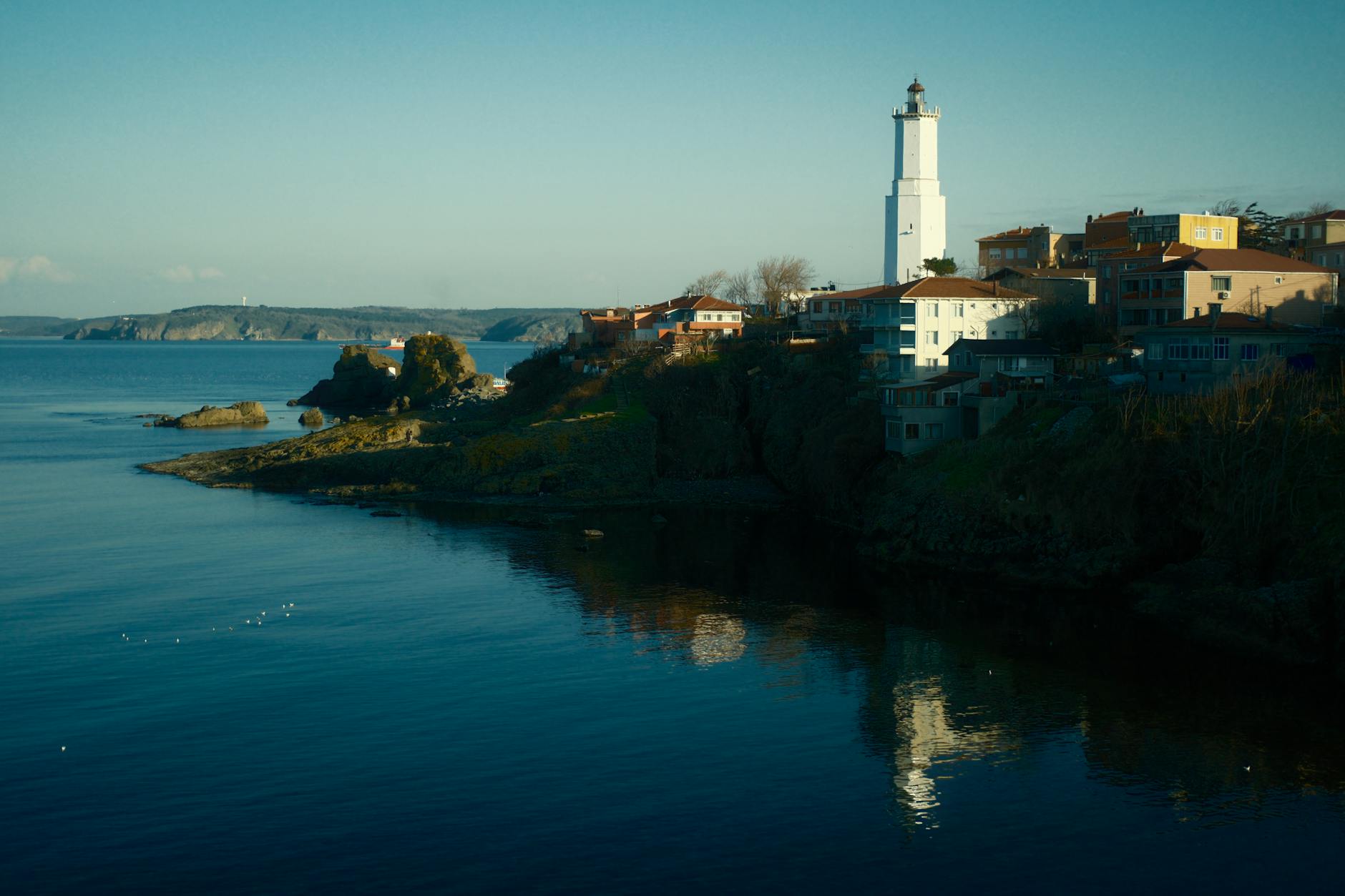 El histórico faro blanco de Rumeli Feneri frente a las aguas del Bósforo.
