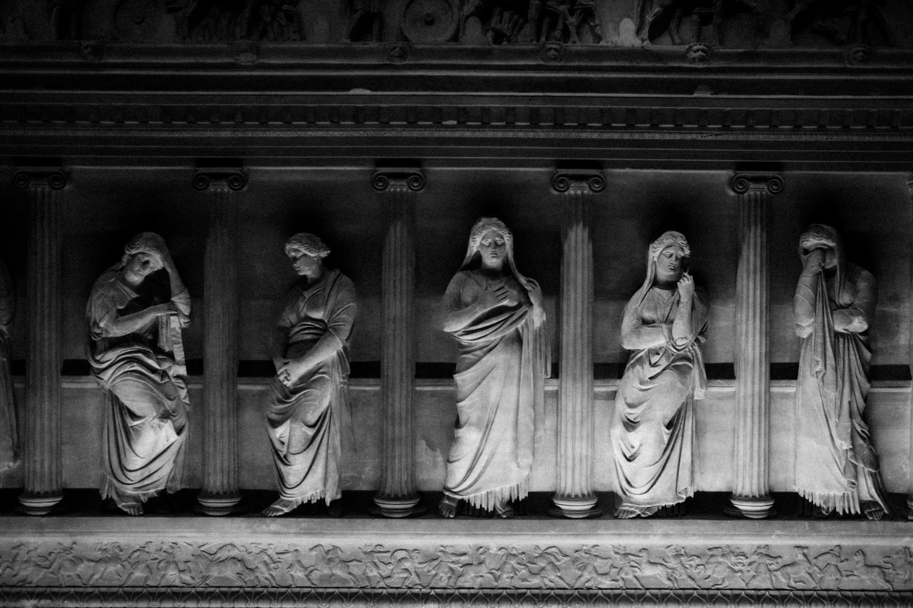 Detalle tallado del famoso Sarcófago de las Mujeres Llorosas en Estambul.