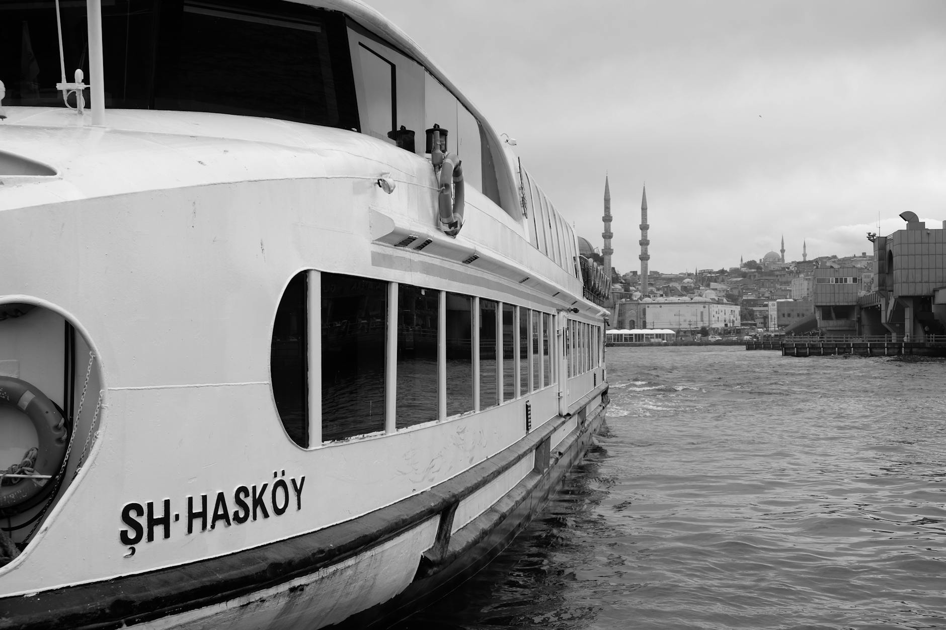 Ferry con el nombre Hasköy navegando por las aguas del Cuerno de Oro.