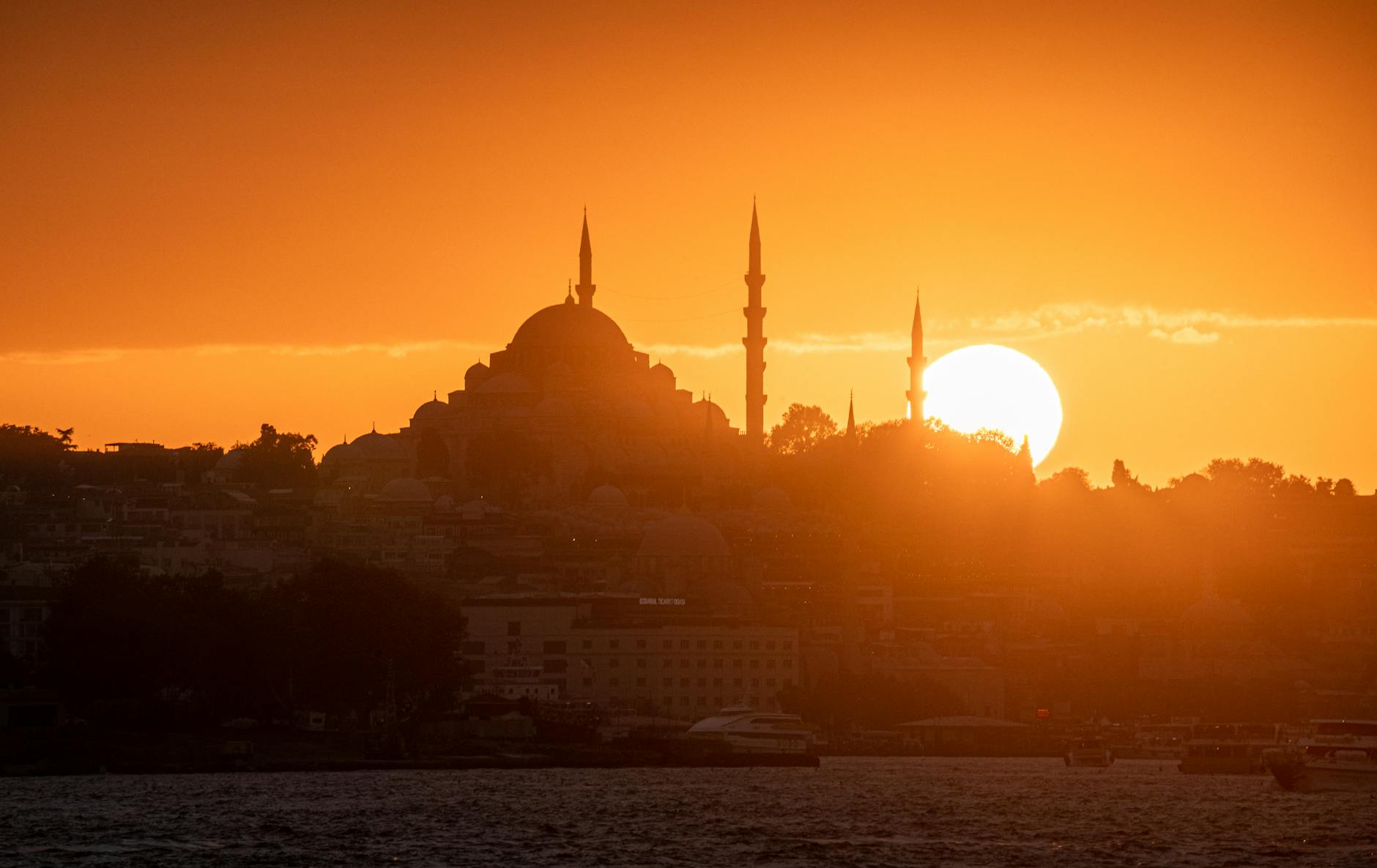 Atardecer dorado sobre una mezquita de Estambul durante el mes de Ramadán.