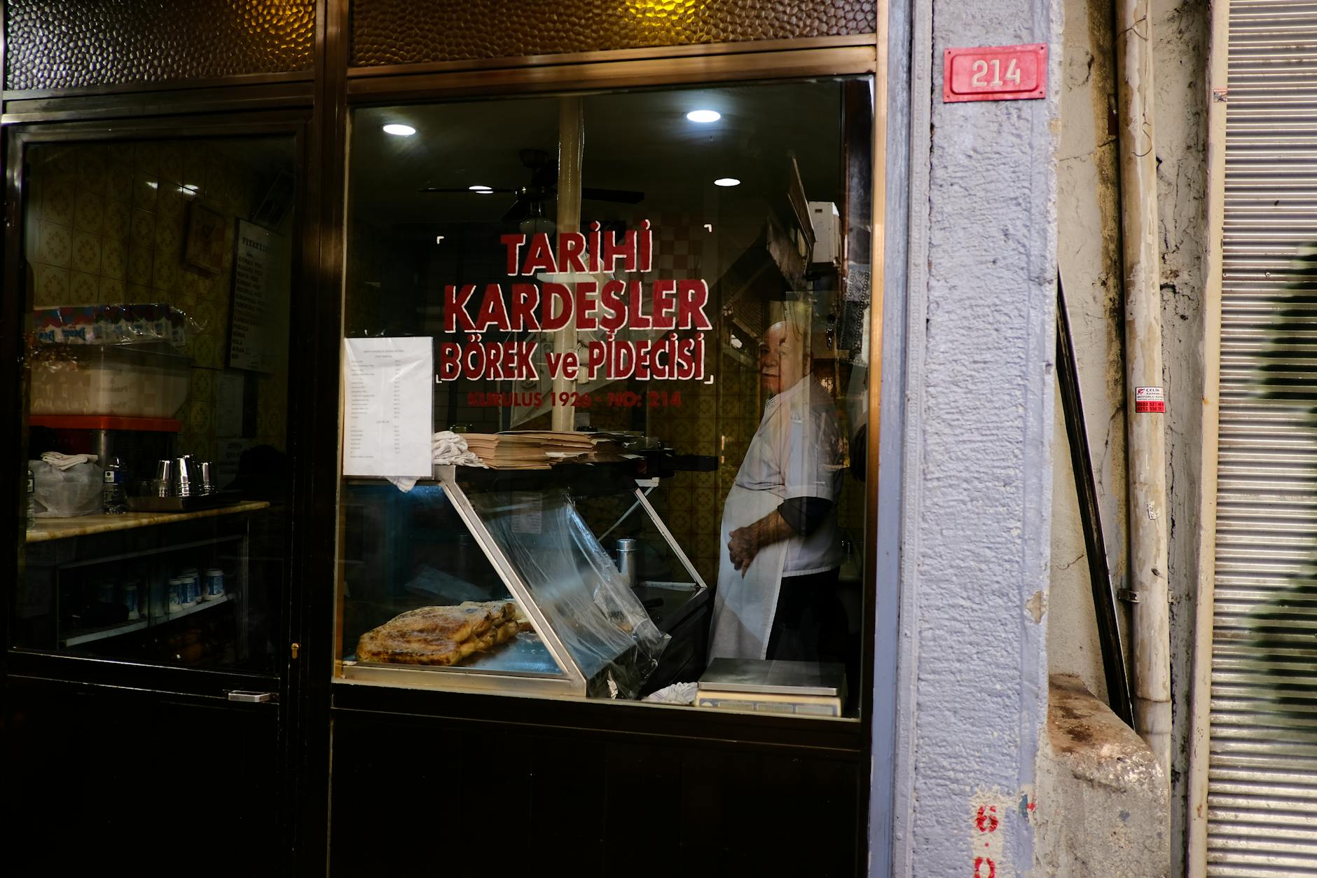 Escaparate de la histórica pastelería Tarihi Kardeşler donde se vende börek artesanal en Estambul.