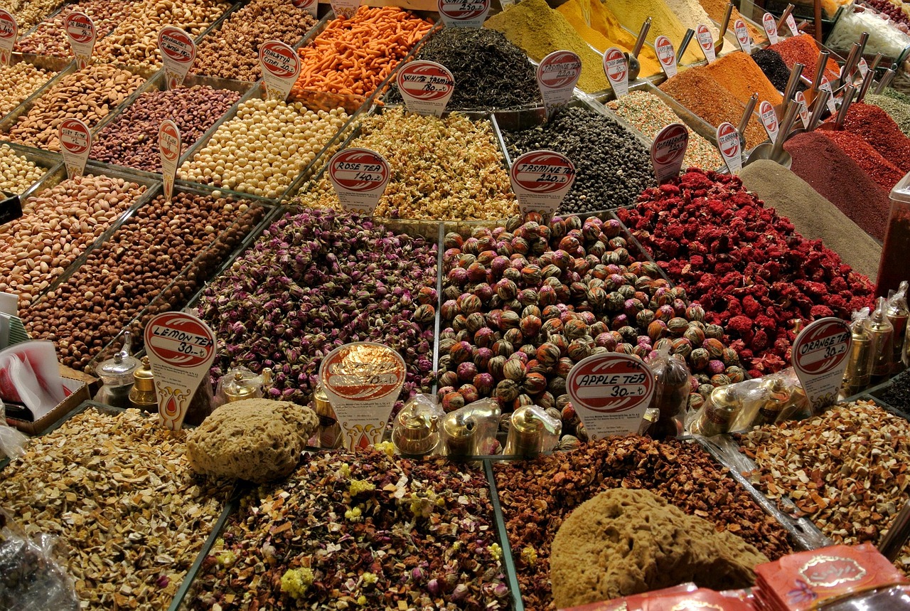 Variedad de tés y especias con precios visibles en un bazar de Estambul.