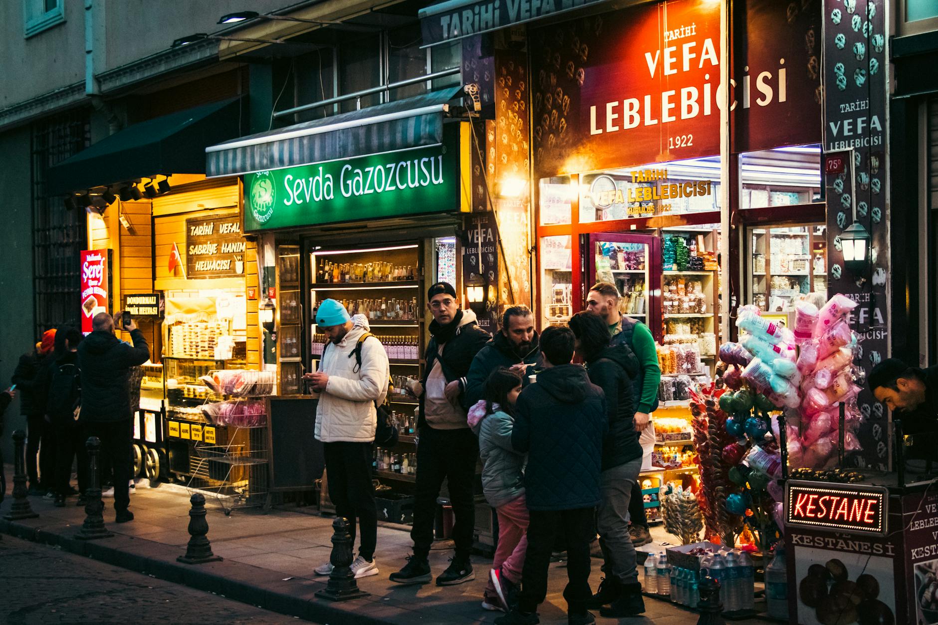 Calle histórica de Vefa con la tienda tradicional de garbanzos tostados para la boza.