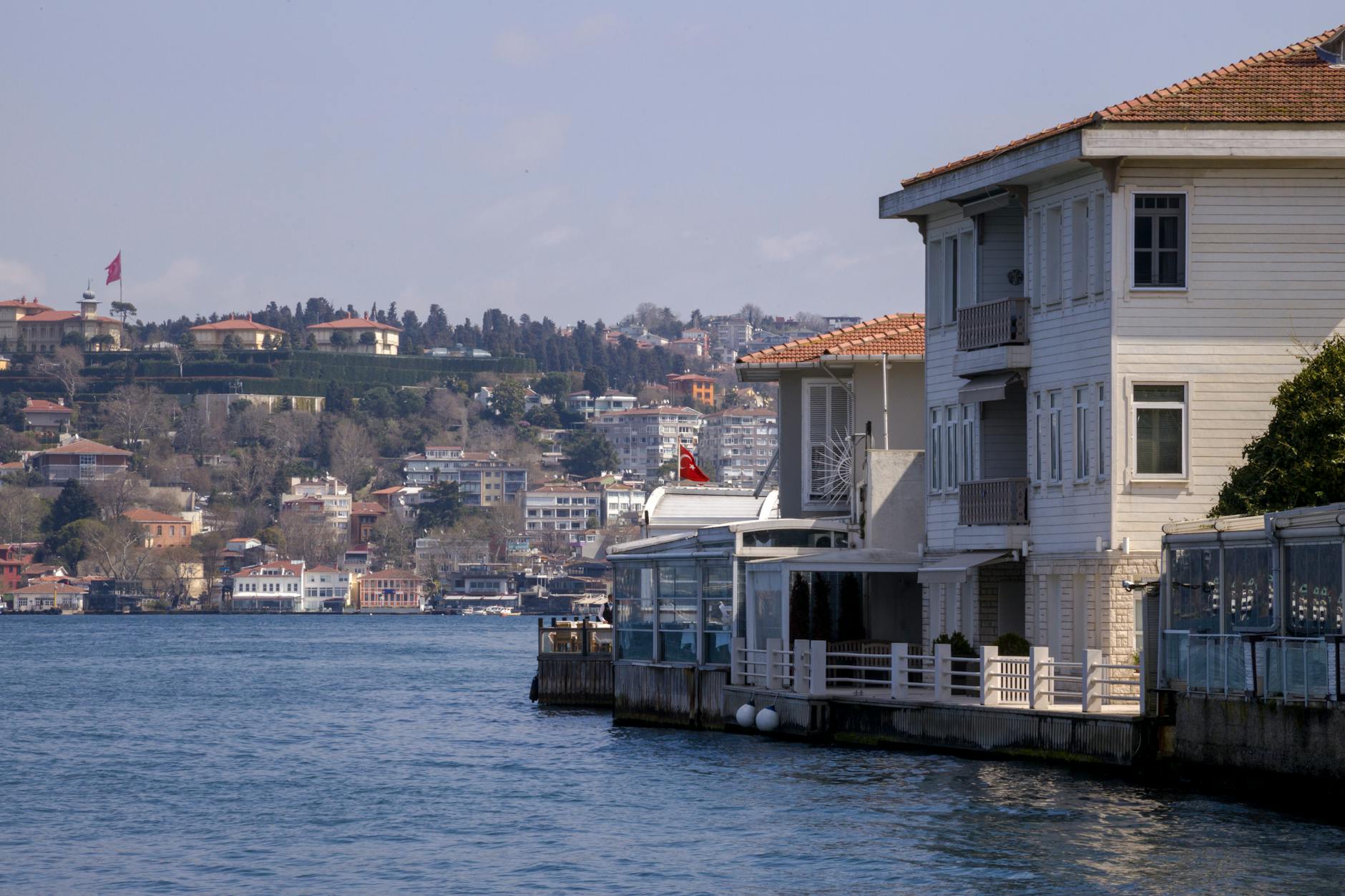 Mansiones tradicionales de madera a orillas del Bósforo en los pueblos de Çengelköy y Kanlıca.
