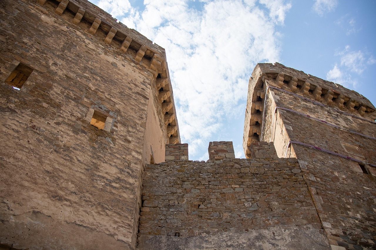 Primer plano de las robustas torres de piedra en la Fortaleza de Yedikule.