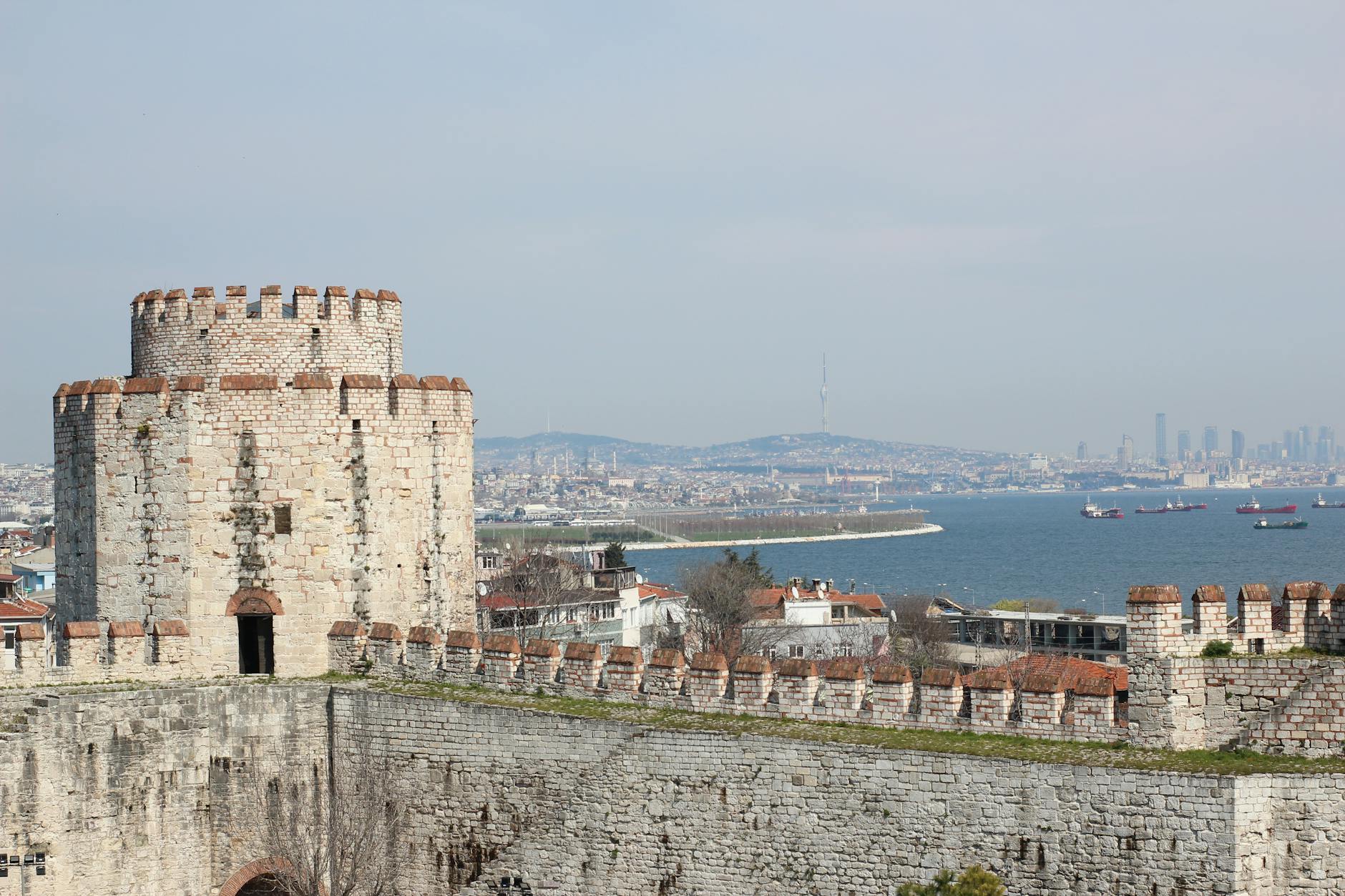 Torre de la fortaleza de Yedikule con vistas panorámicas al mar de Mármara.